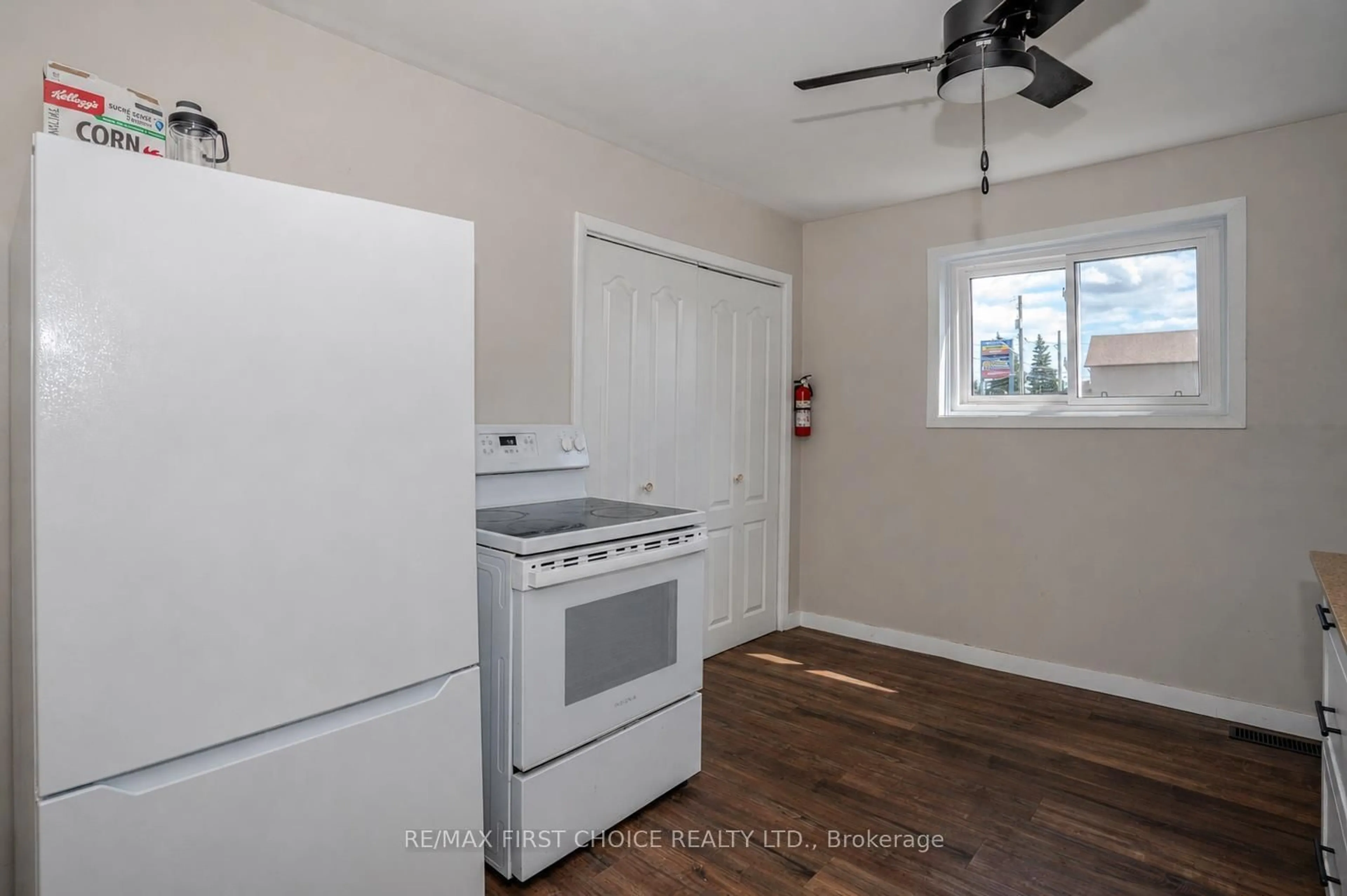Standard kitchen, unknown for 620 HIGH St, Thunder Bay Ontario P7B 3N2