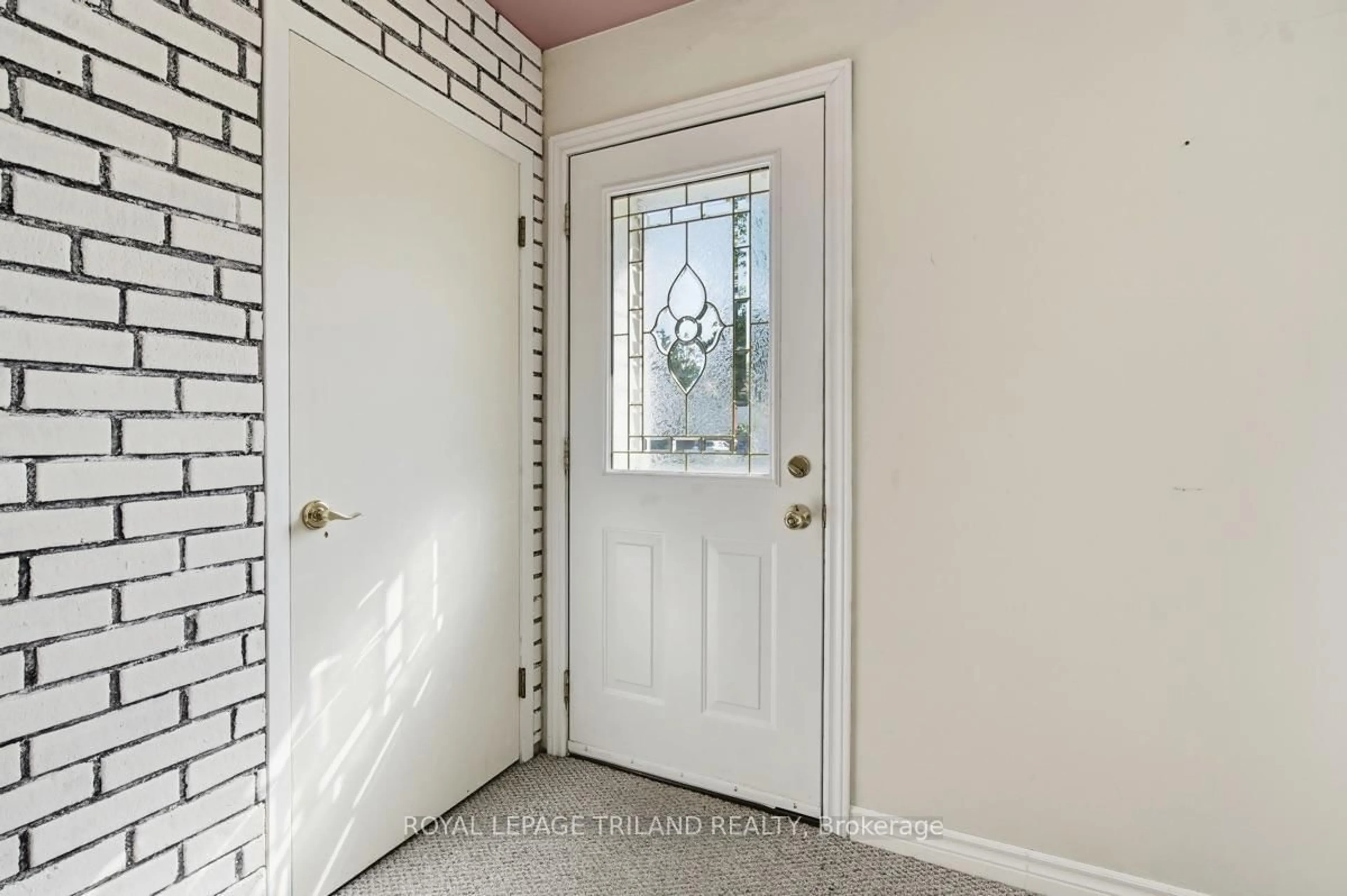Indoor entryway for 1175 LANCASTER St, London East Ontario N5V 2L4