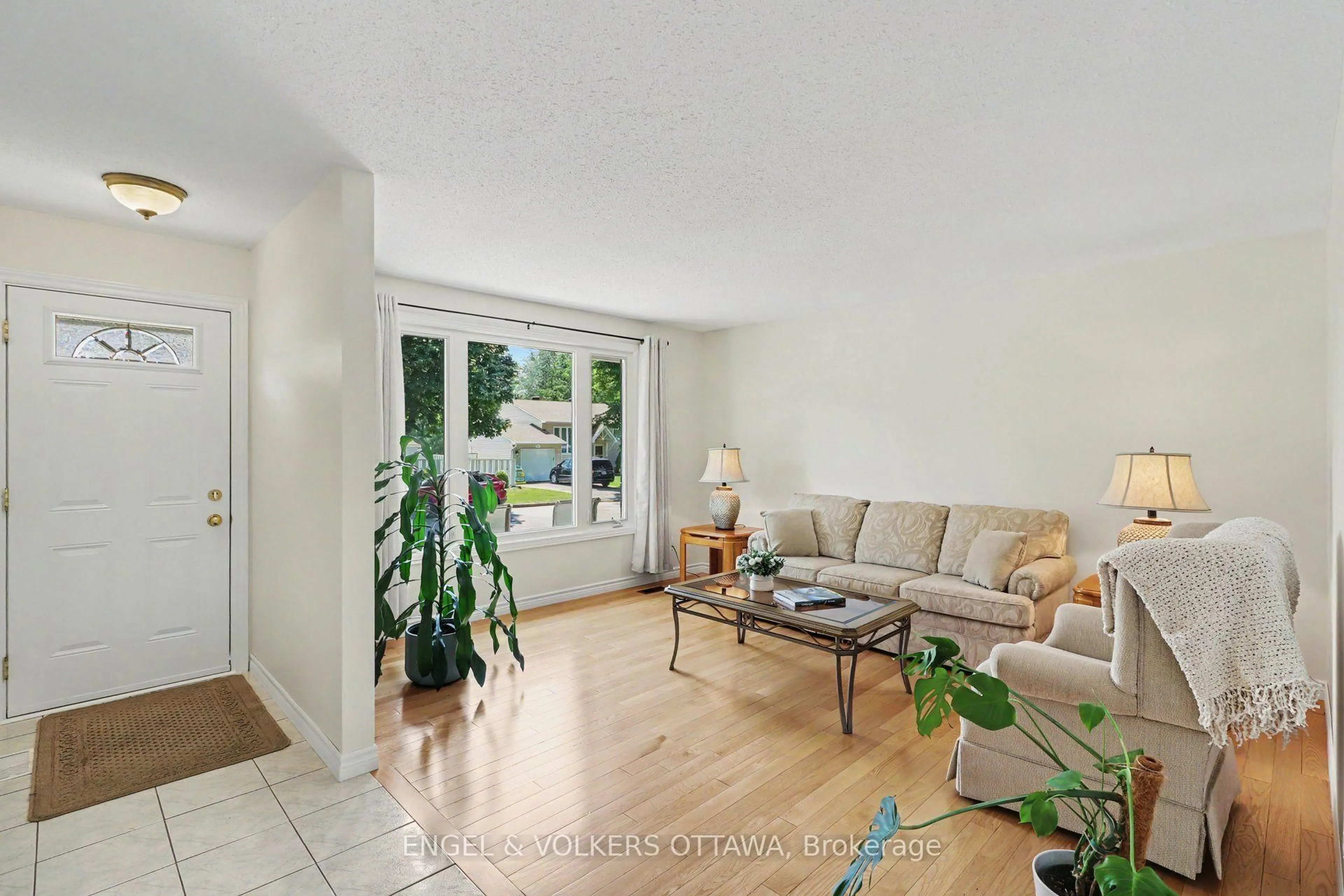 Living room with furniture, unknown for 1331 Alloway Cres, Ottawa Ontario K1K 3Y9