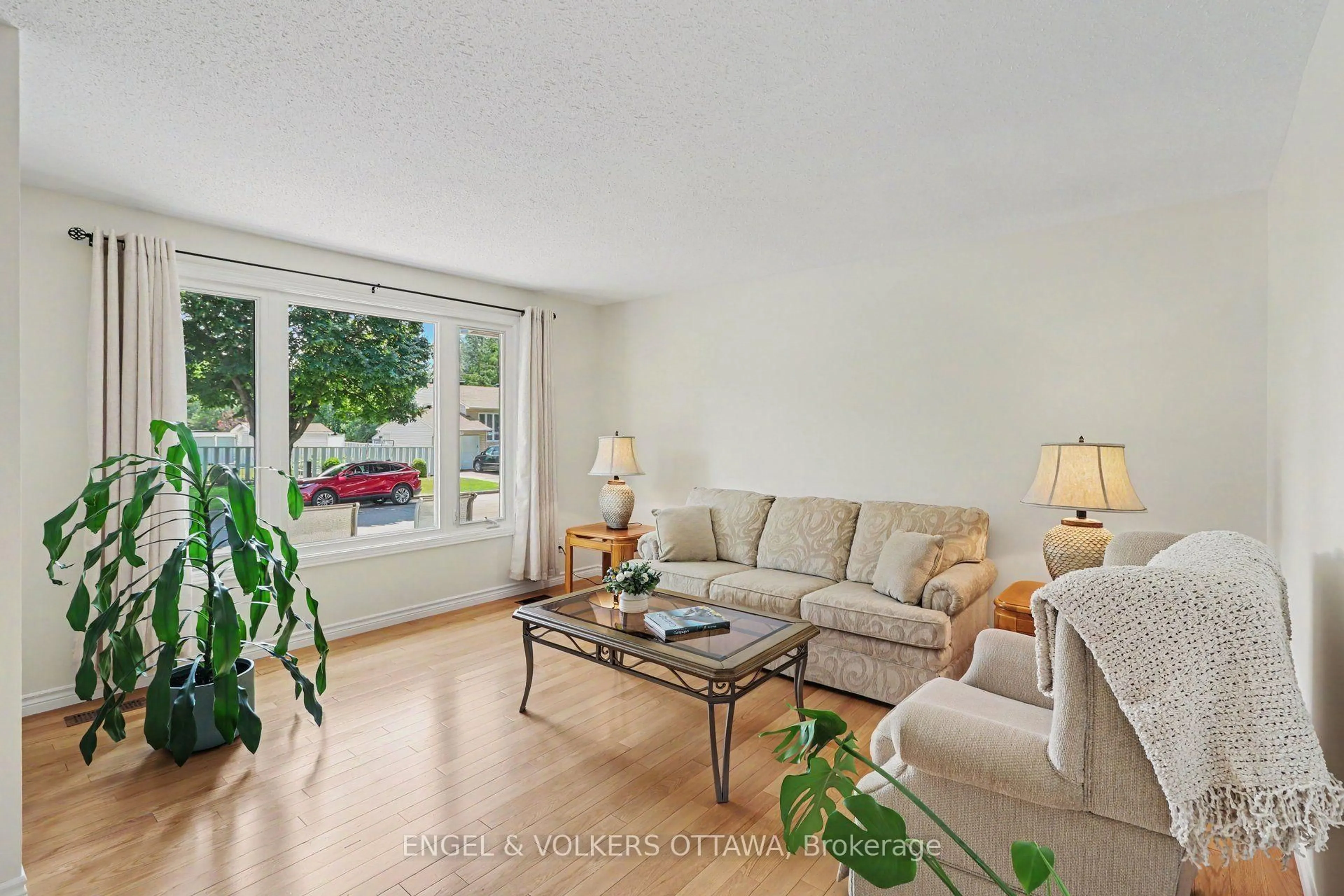 Living room with furniture, unknown for 1331 Alloway Cres, Ottawa Ontario K1K 3Y9