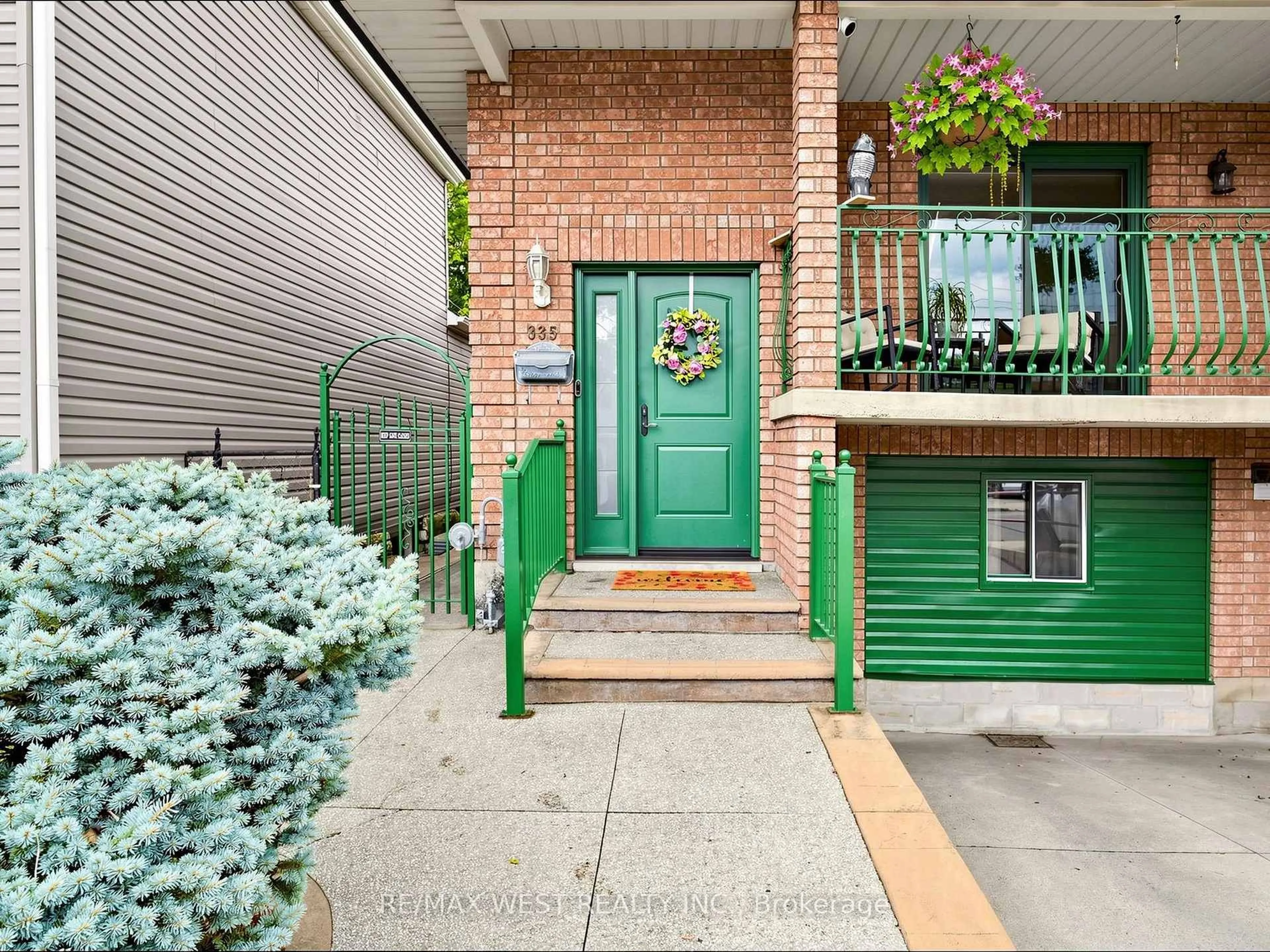 Indoor entryway for 335 East Ave, Hamilton Ontario L8L 5J6