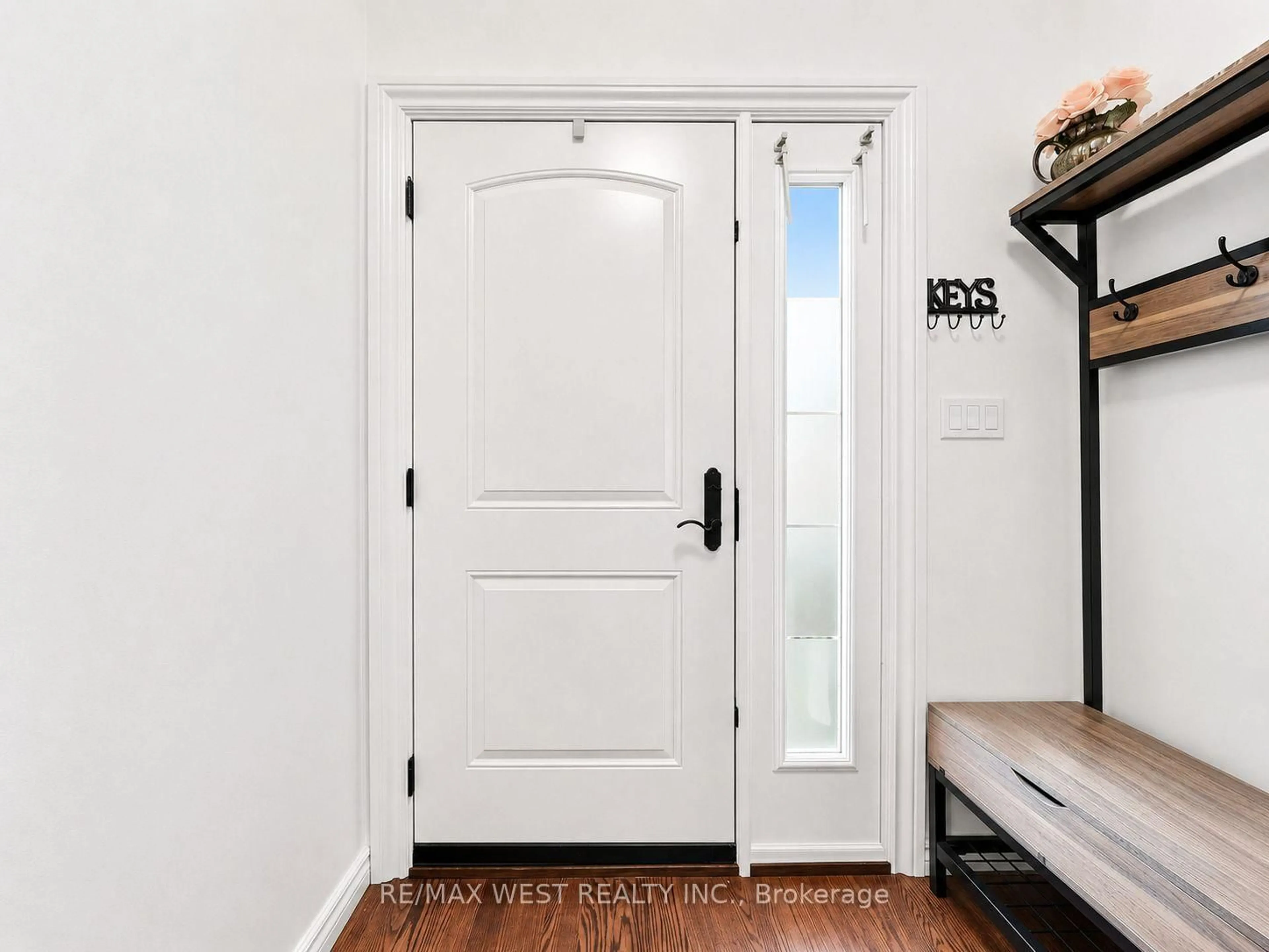 Indoor entryway for 335 East Ave, Hamilton Ontario L8L 5J6