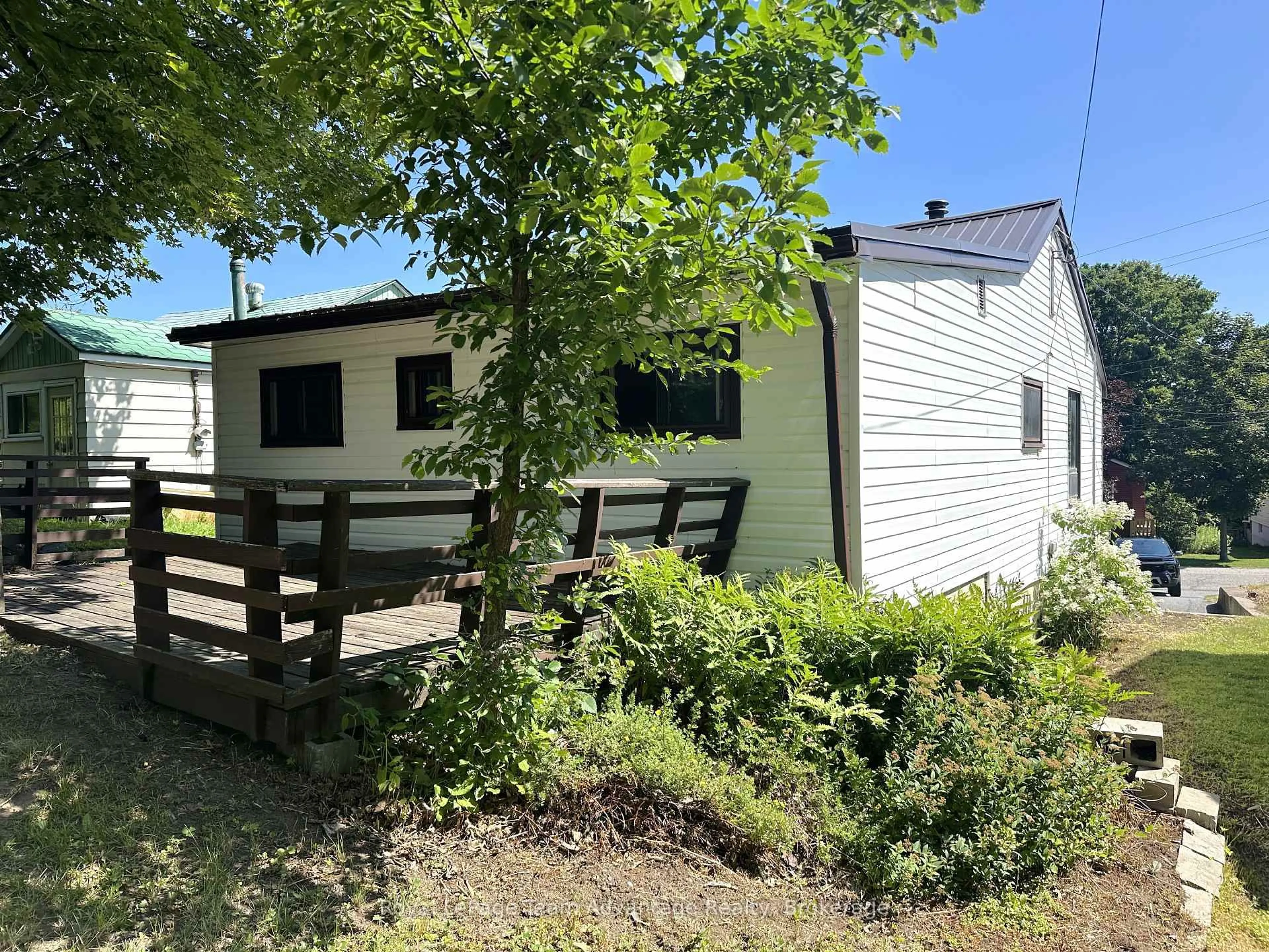 Shed for 14 Riverdale Rd, Parry Sound Ontario P2A 1N9