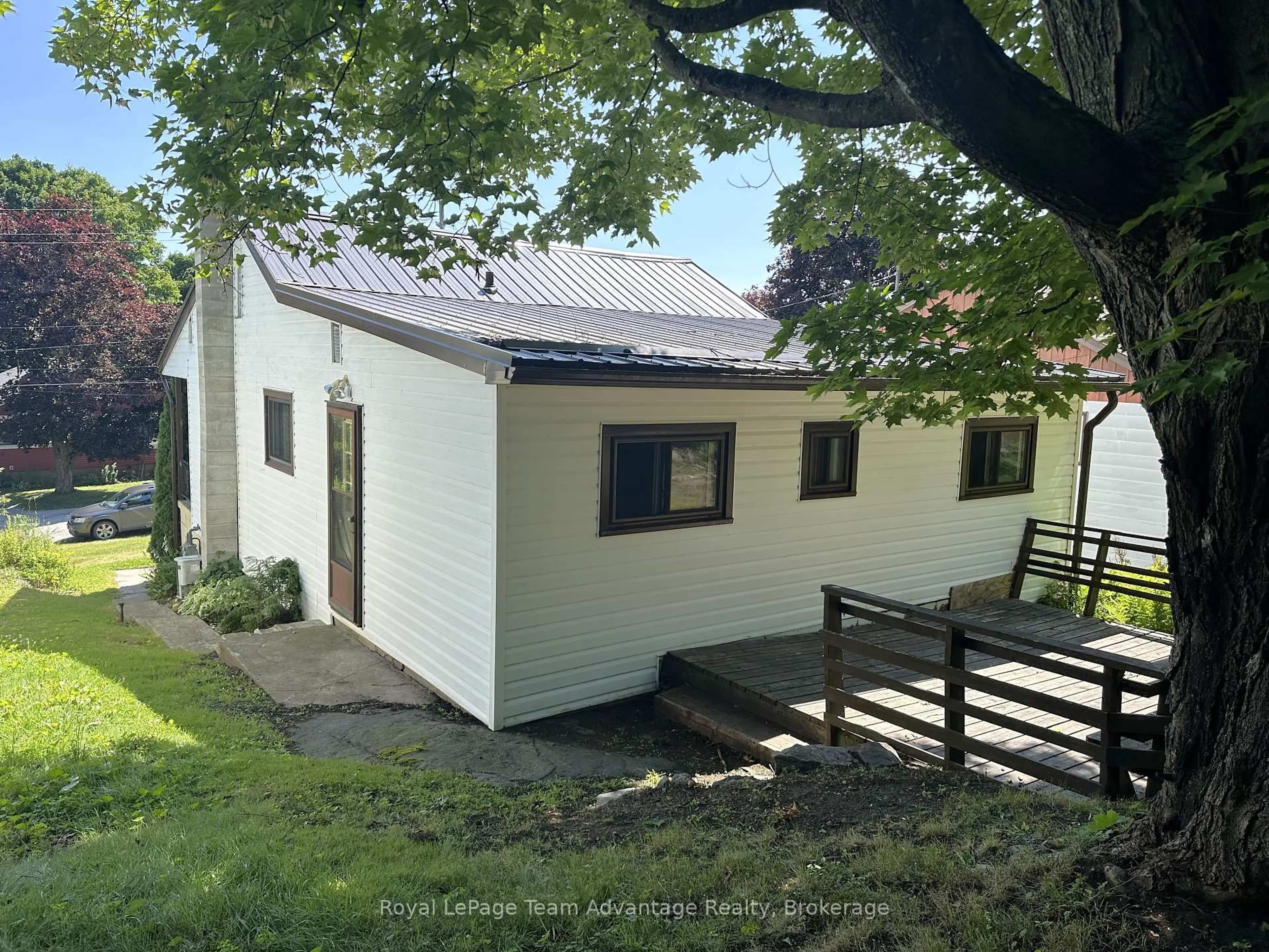 A pic from outside/outdoor area/front of a property/back of a property/a pic from drone, building for 14 Riverdale Rd, Parry Sound Ontario P2A 1N9