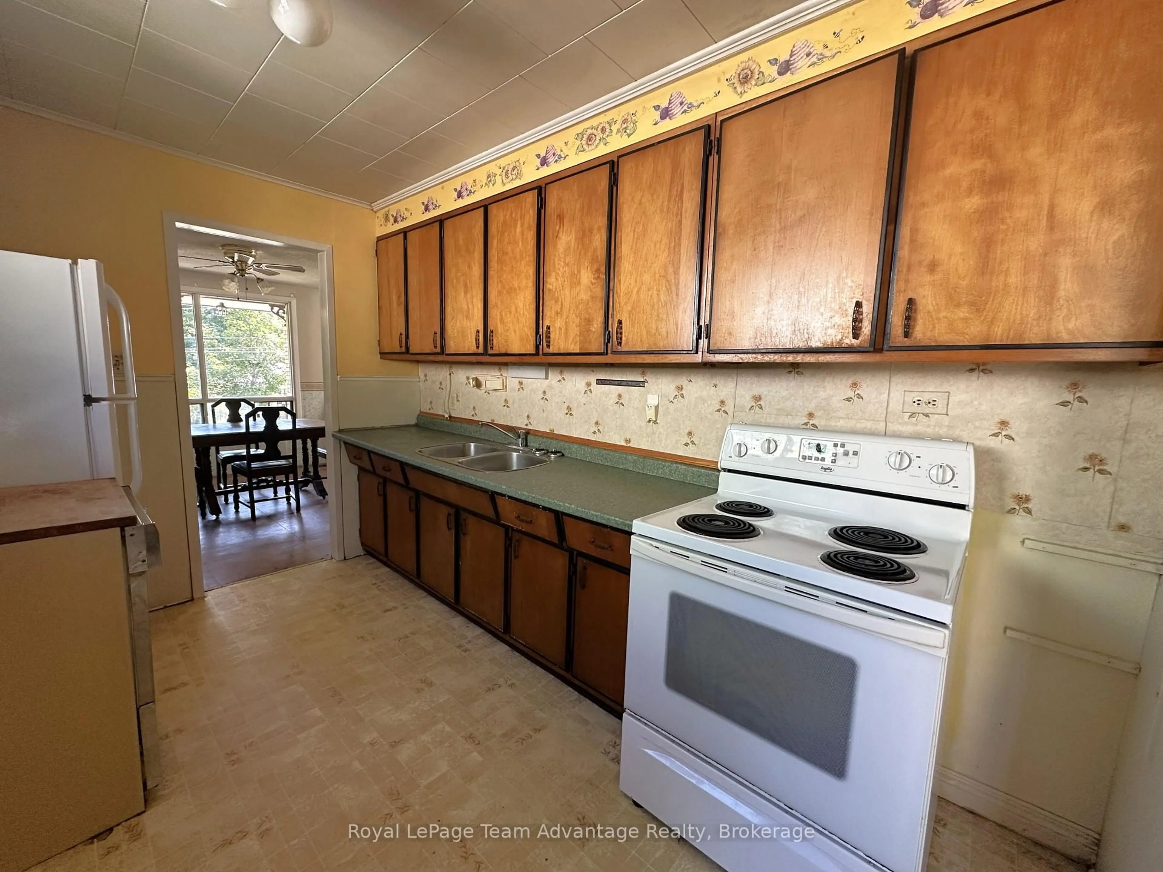 Standard kitchen, ceramic/tile floor for 14 Riverdale Rd, Parry Sound Ontario P2A 1N9