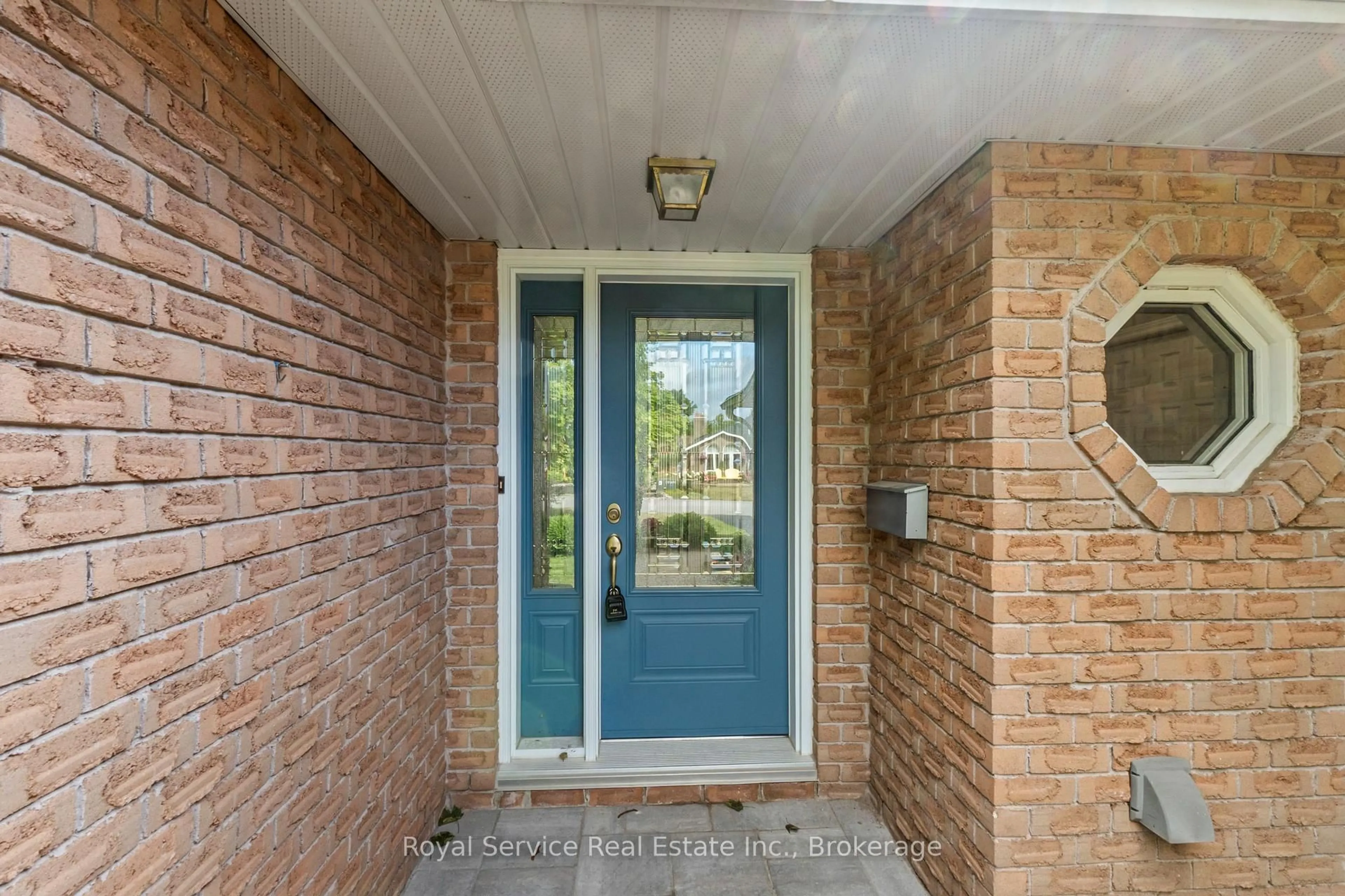 Indoor entryway for 33 Russell Hill Rd, Kawartha Lakes Ontario K0M 1A0