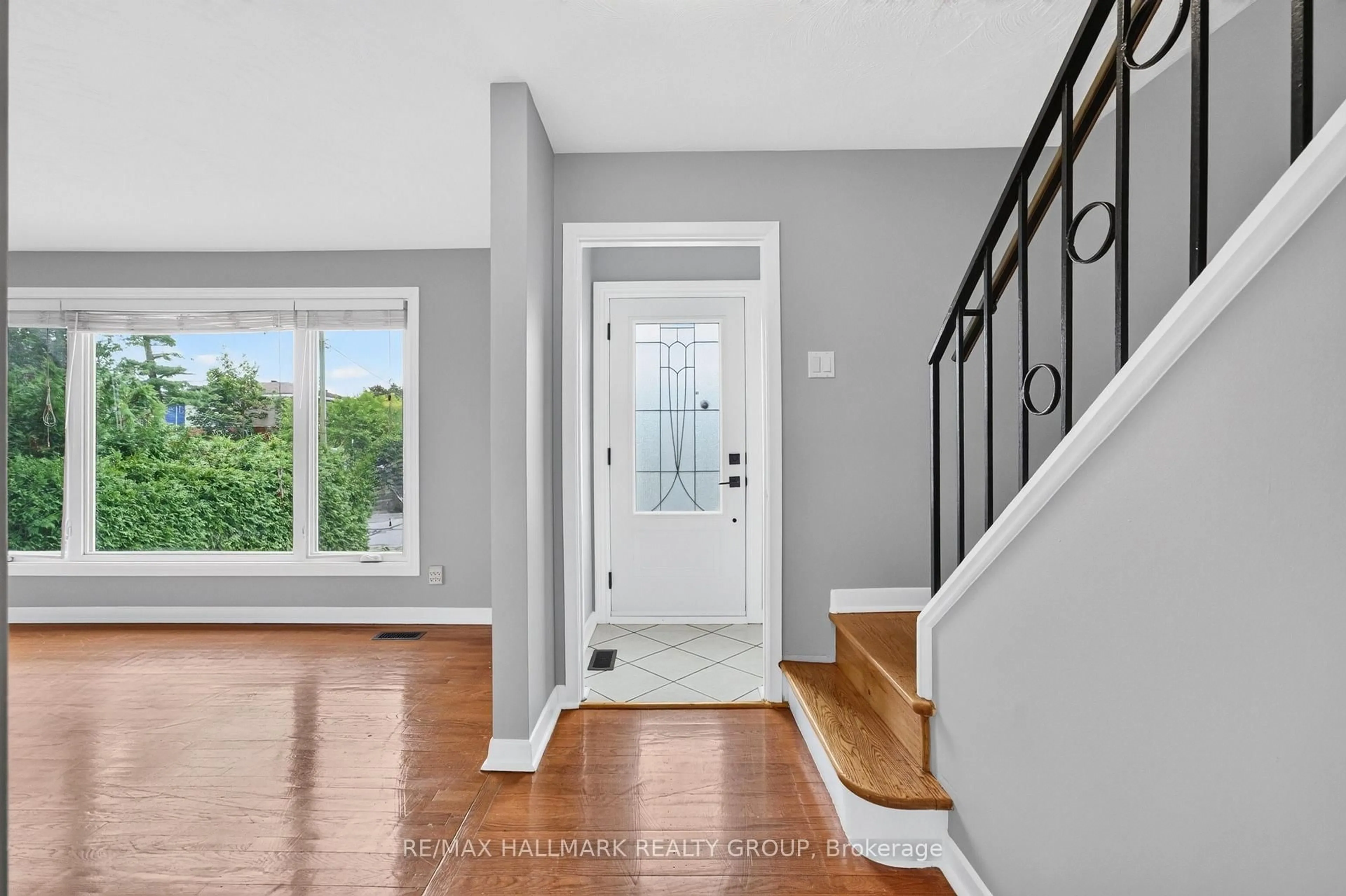 Indoor entryway for 323 Poulin Ave, Ottawa Ontario K2B 5T7