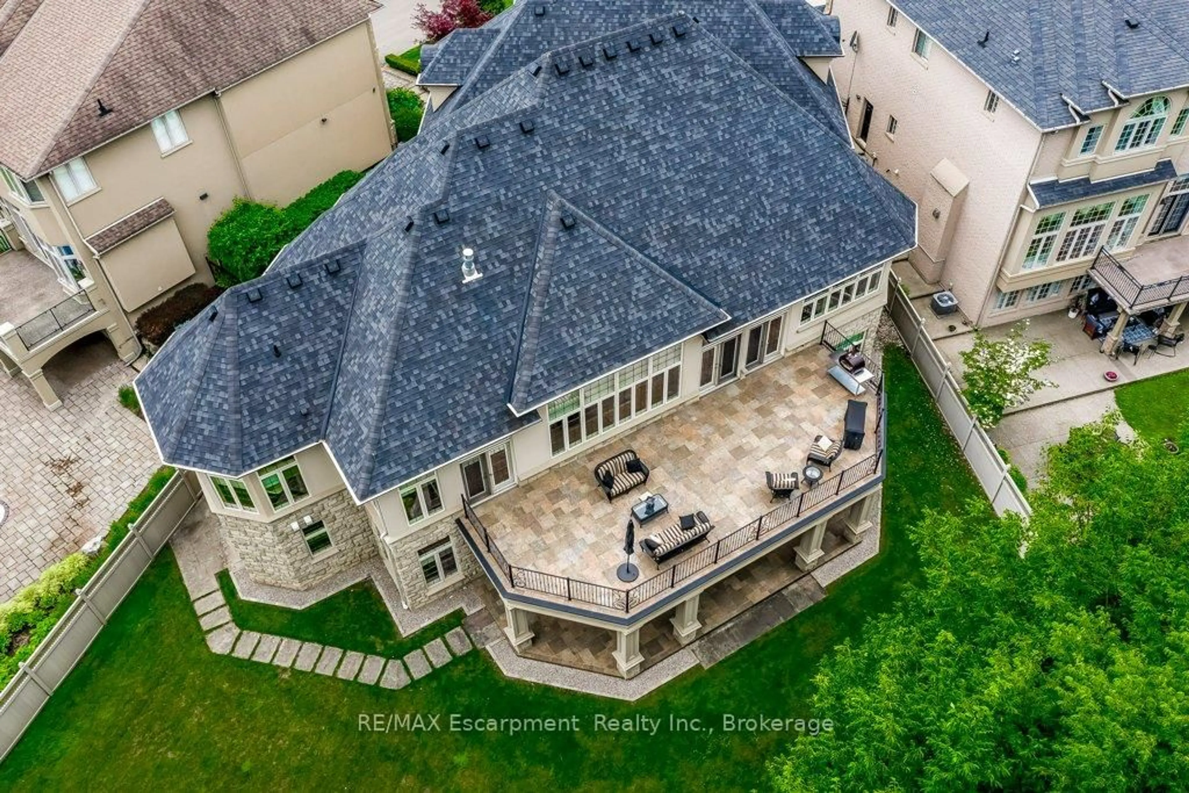 A pic from outside/outdoor area/front of a property/back of a property/a pic from drone, building for 172 Diiorio Circ, Hamilton Ontario L9K 1T3