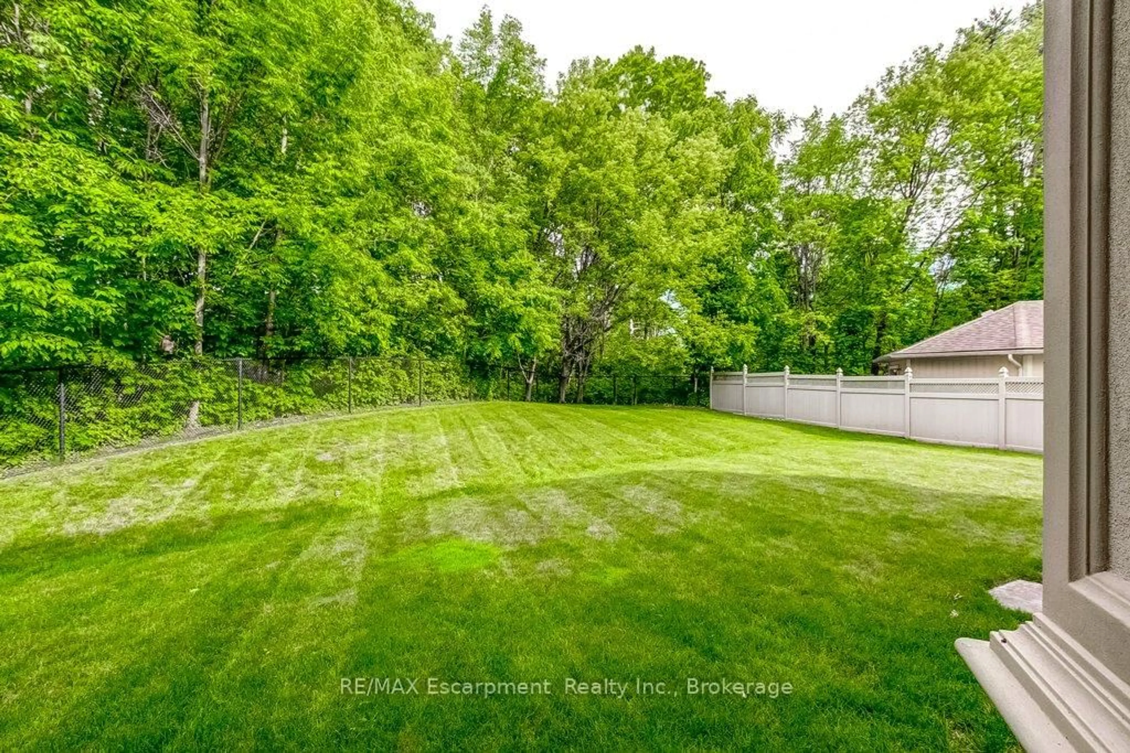 A pic from outside/outdoor area/front of a property/back of a property/a pic from drone, forest/trees view for 172 Diiorio Circ, Hamilton Ontario L9K 1T3