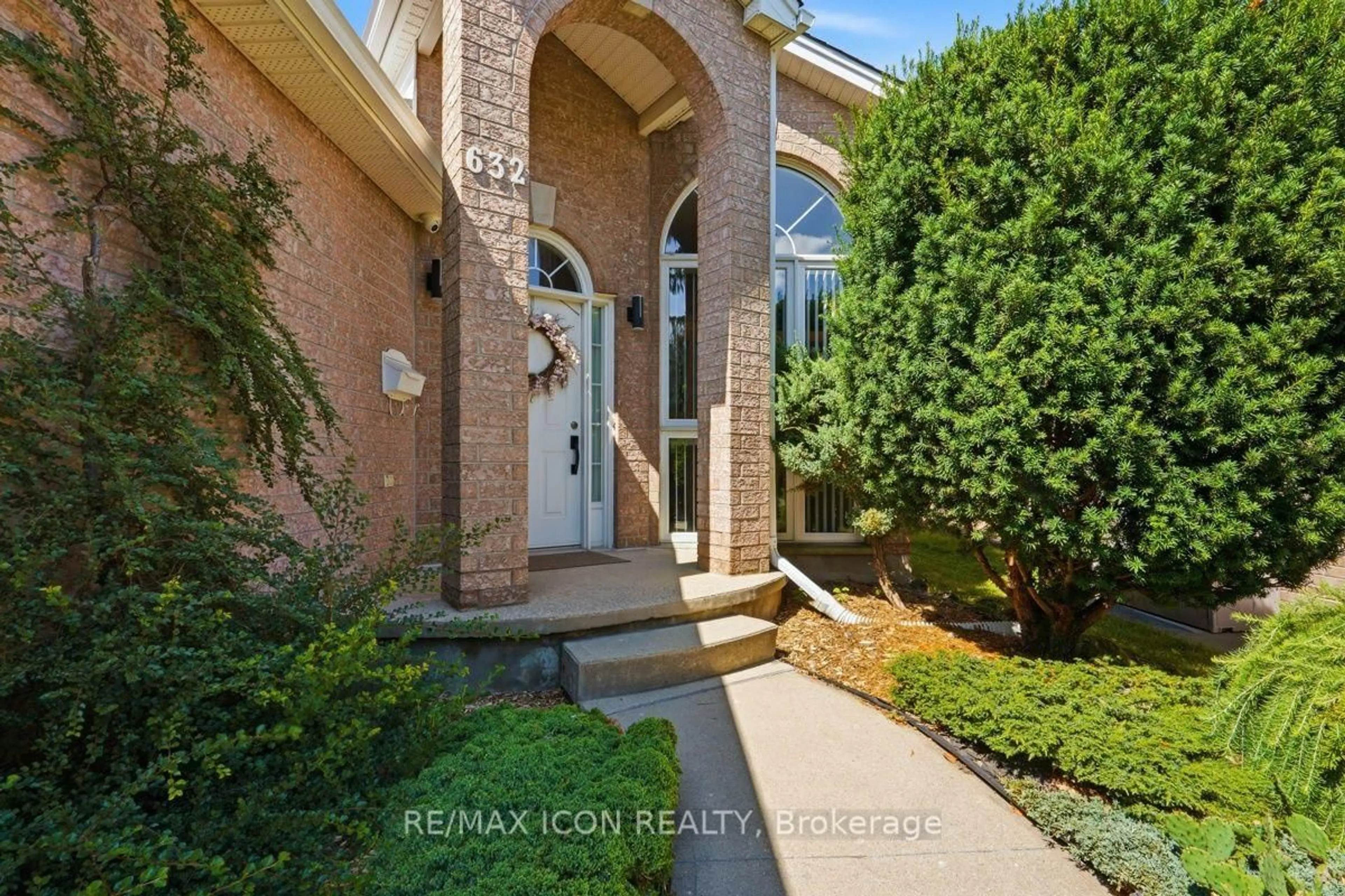 Indoor entryway for 632 Thornwood Dr, London North Ontario N6H 5J6
