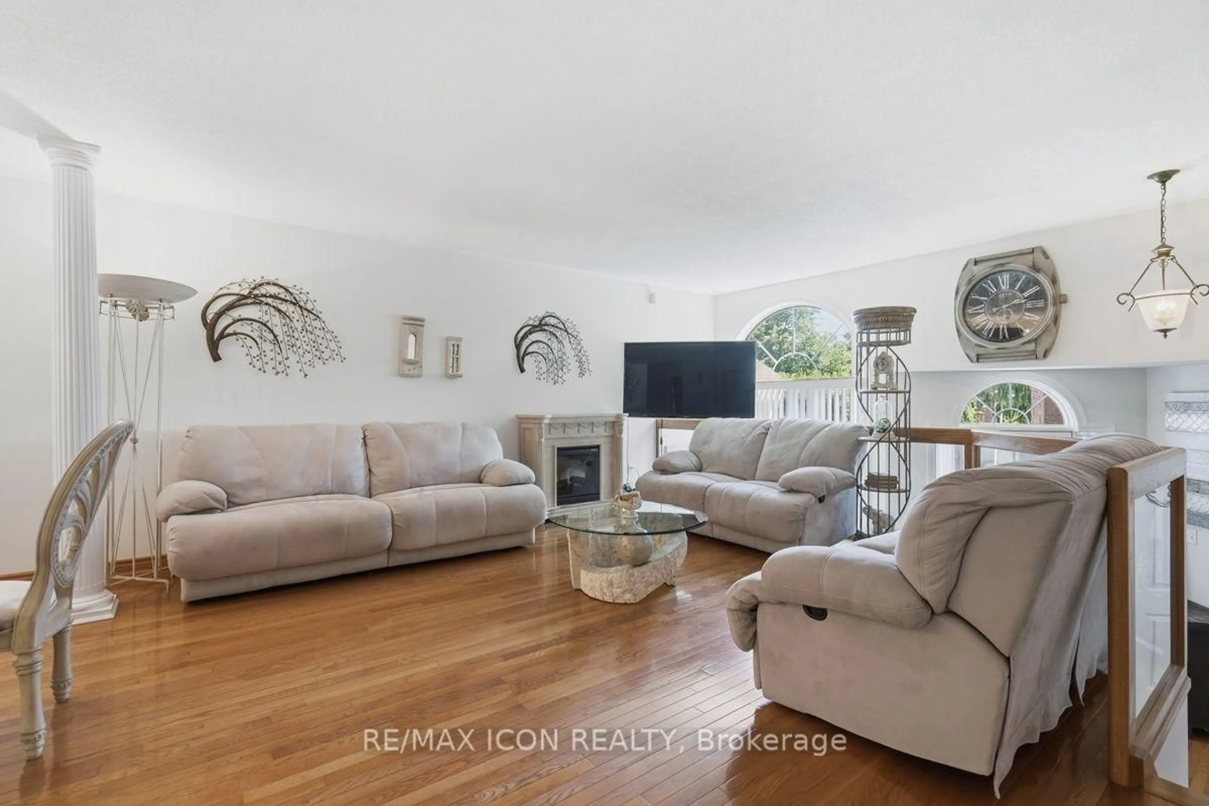 Living room with furniture, unknown for 632 Thornwood Dr, London North Ontario N6H 5J6