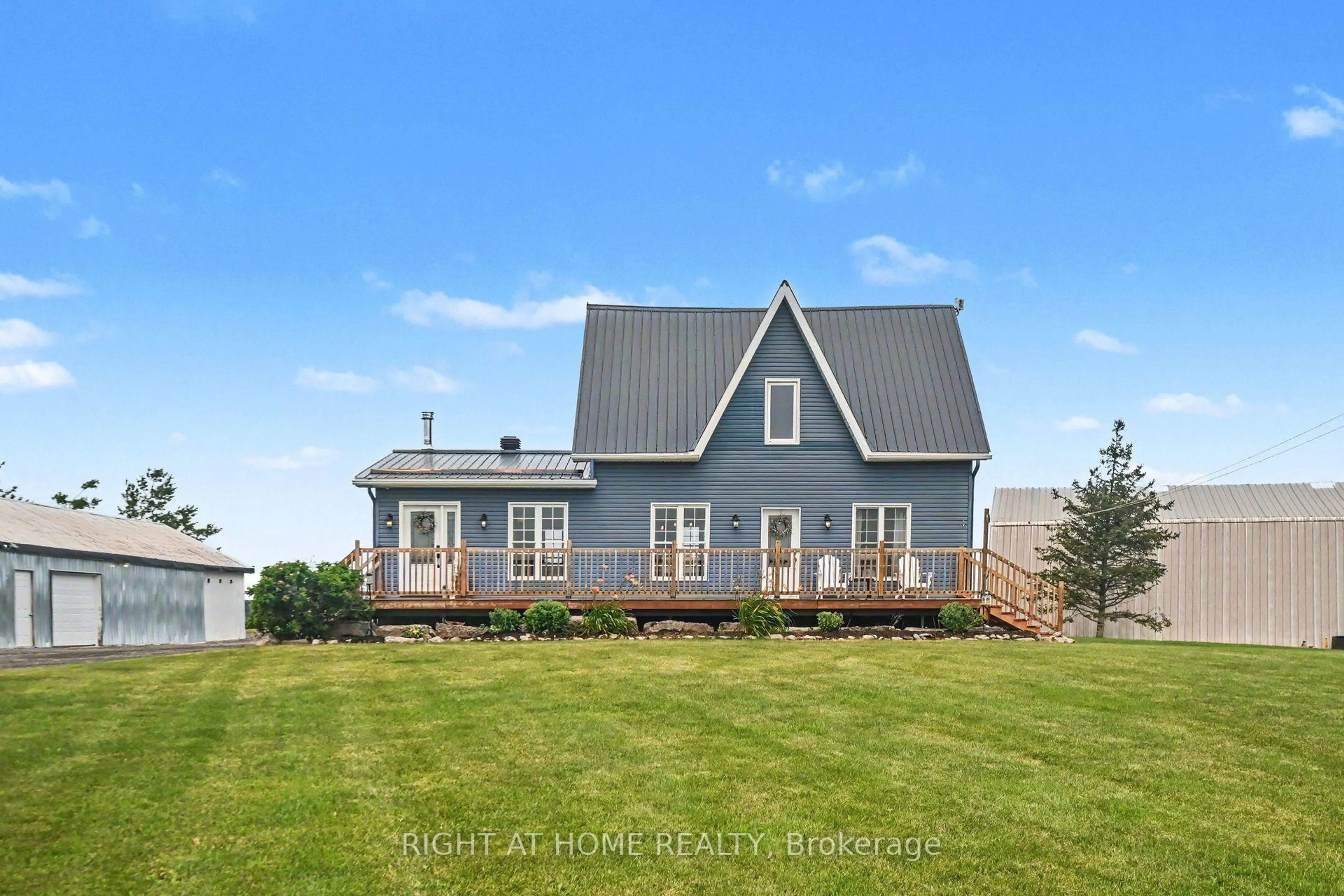 Home with vinyl exterior material, unknown for 1679 500 Rte, Russell Ontario K0A 1W0