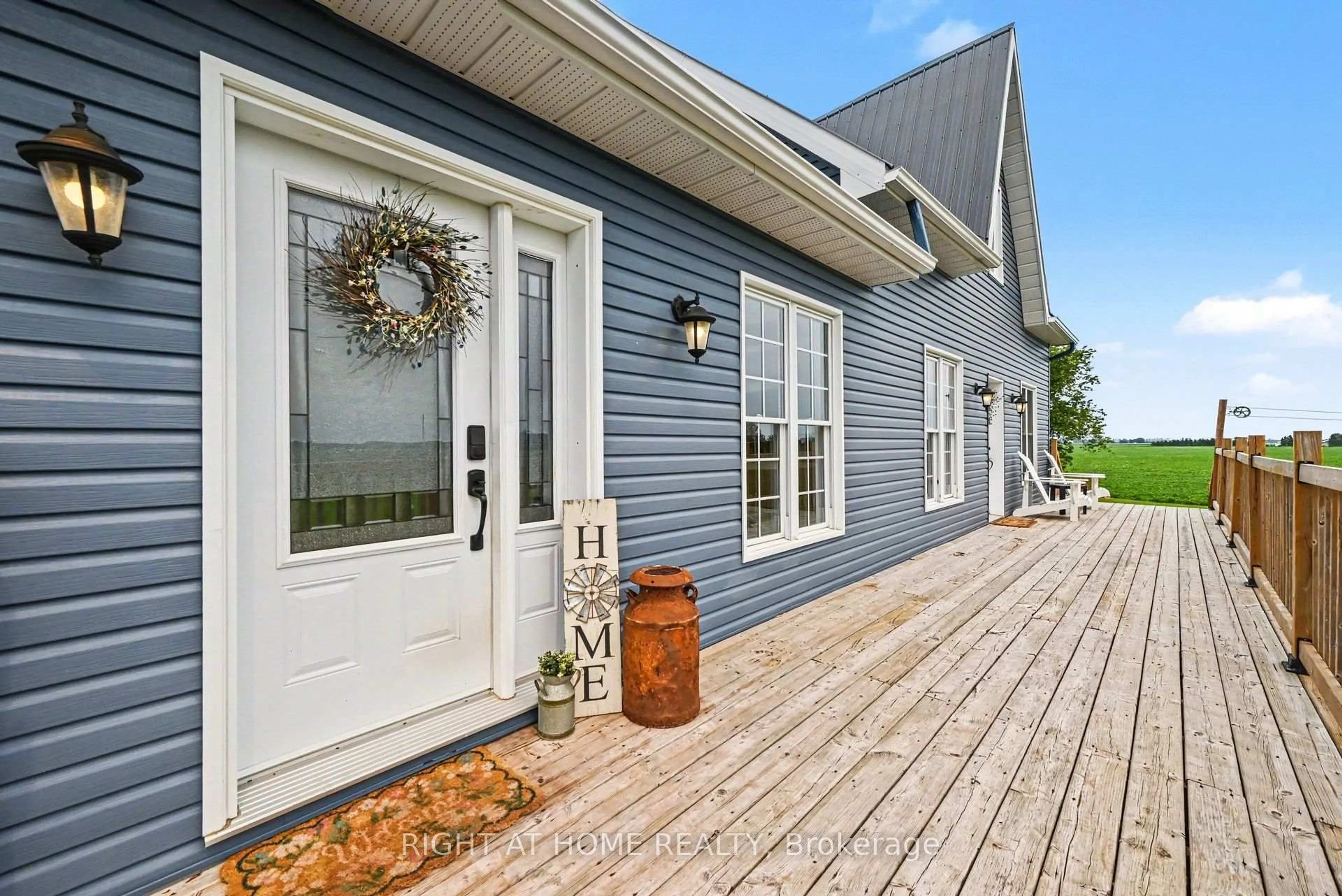 Home with vinyl exterior material, unknown for 1679 500 Rte, Russell Ontario K0A 1W0