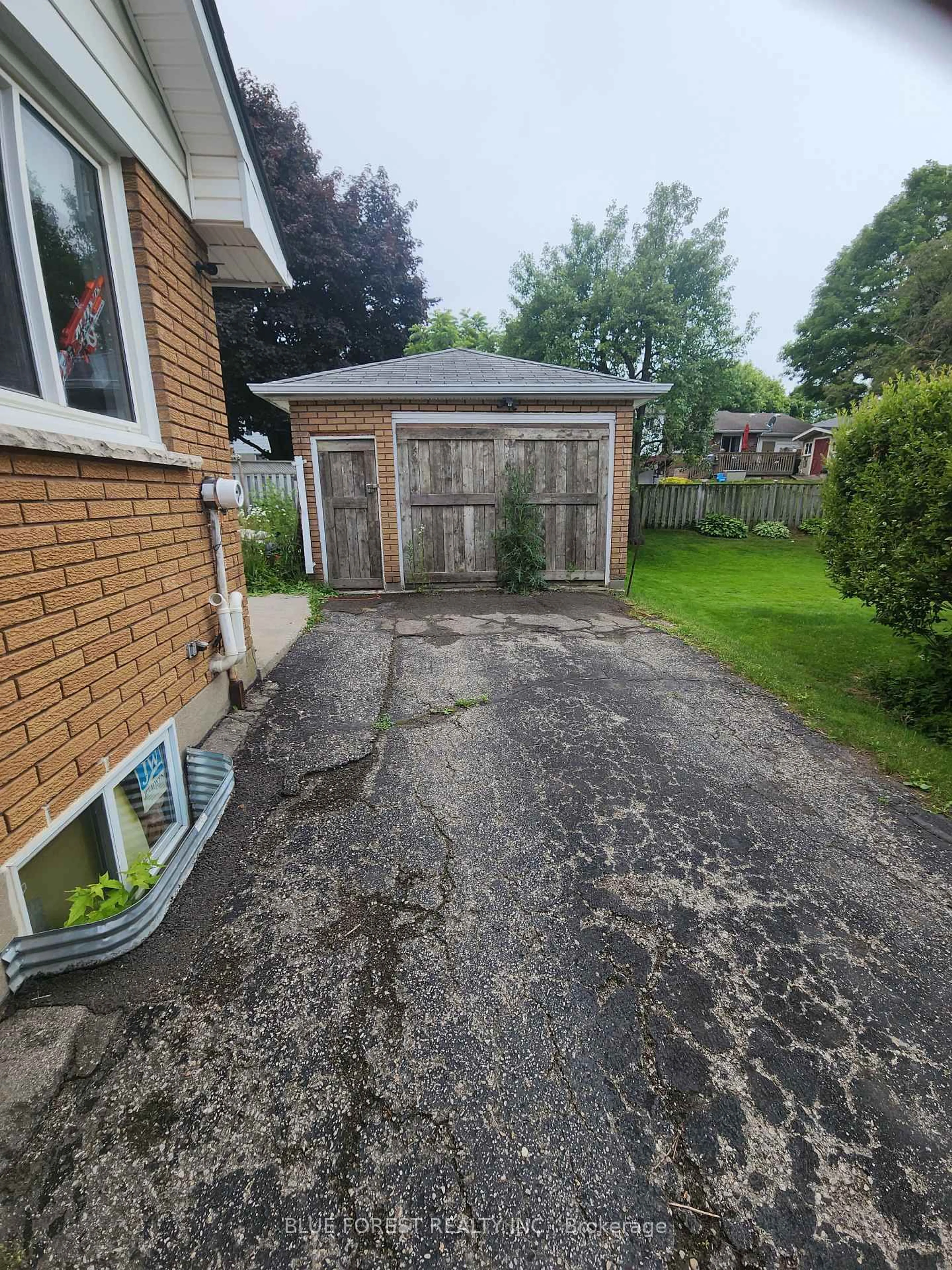 A pic from outside/outdoor area/front of a property/back of a property/a pic from drone, street for 936 Alice St, Woodstock Ontario N4S 2J7
