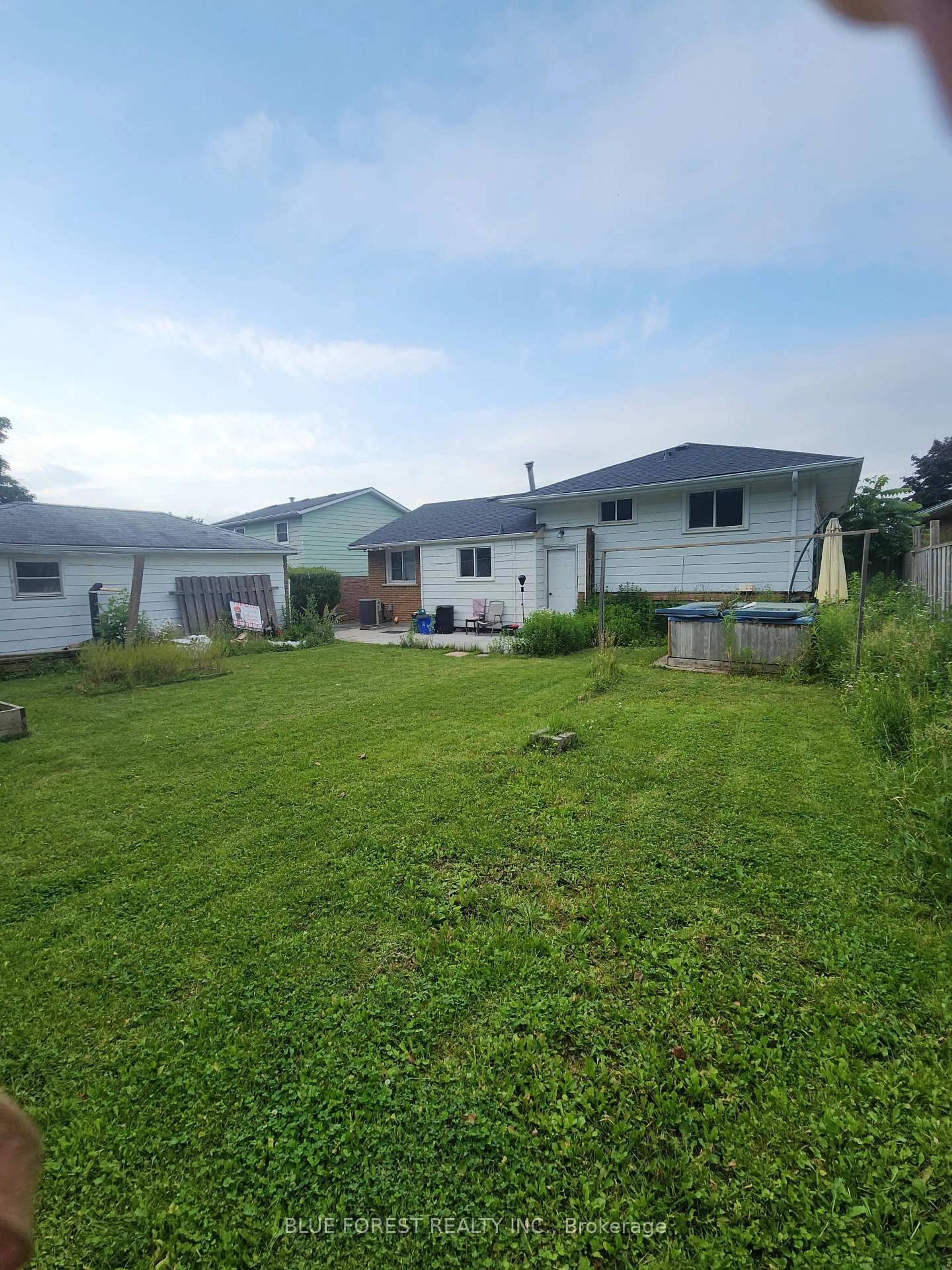 A pic from outside/outdoor area/front of a property/back of a property/a pic from drone, mountain view for 936 Alice St, Woodstock Ontario N4S 2J7