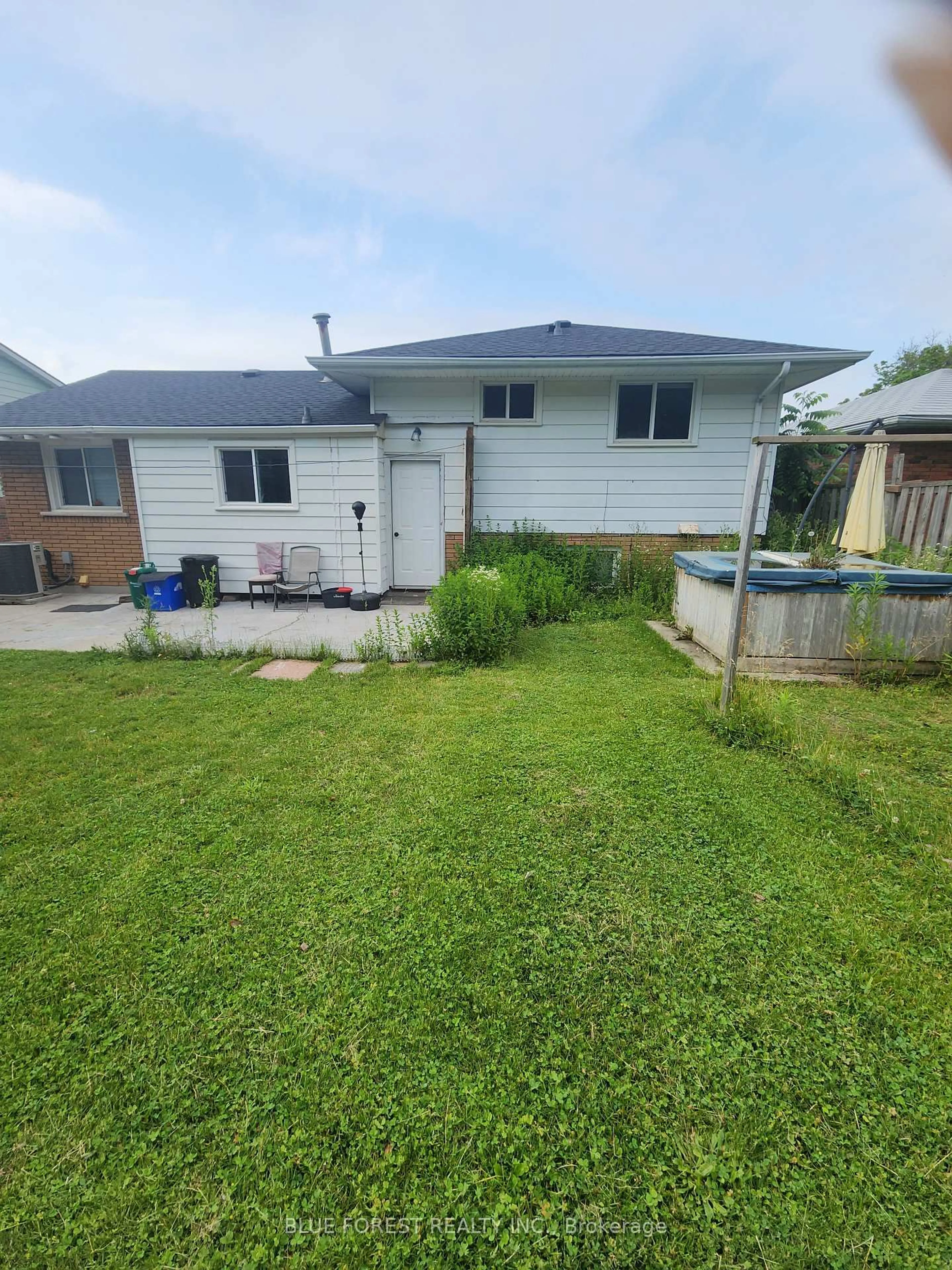 A pic from outside/outdoor area/front of a property/back of a property/a pic from drone, street for 936 Alice St, Woodstock Ontario N4S 2J7