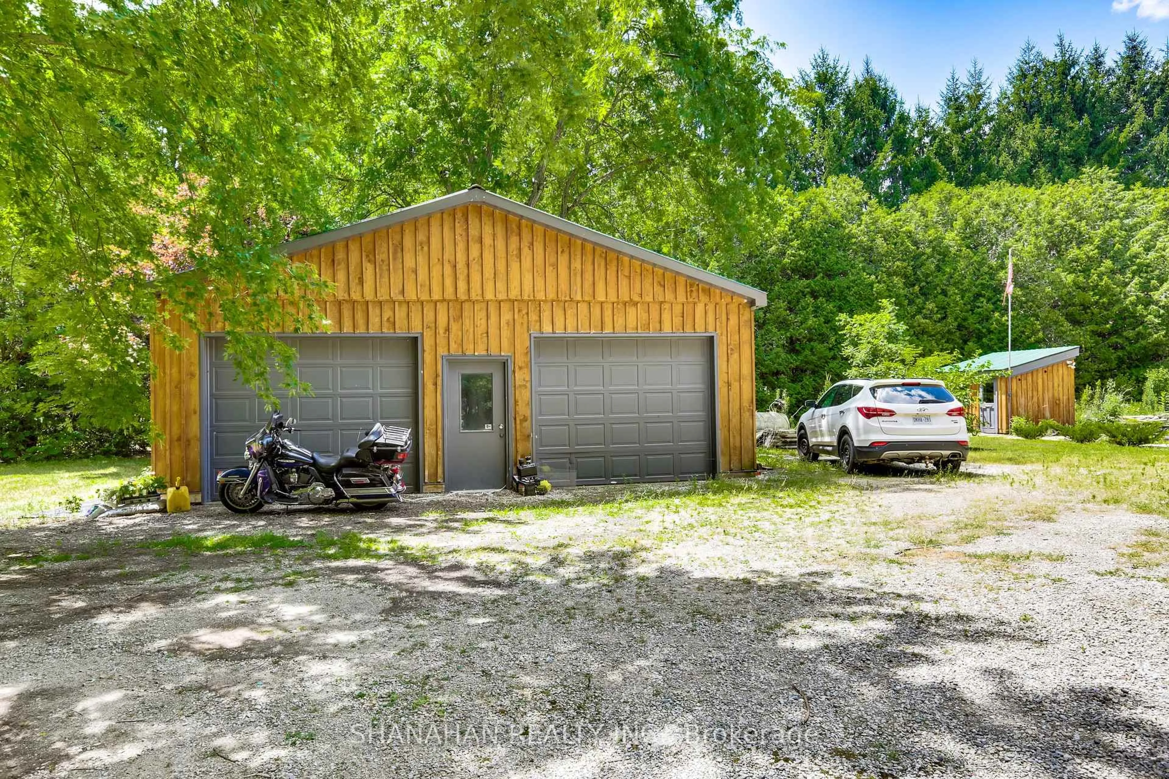 Indoor garage for 670 Trillium Dr, Southwest Middlesex Ontario N0L 1Z0