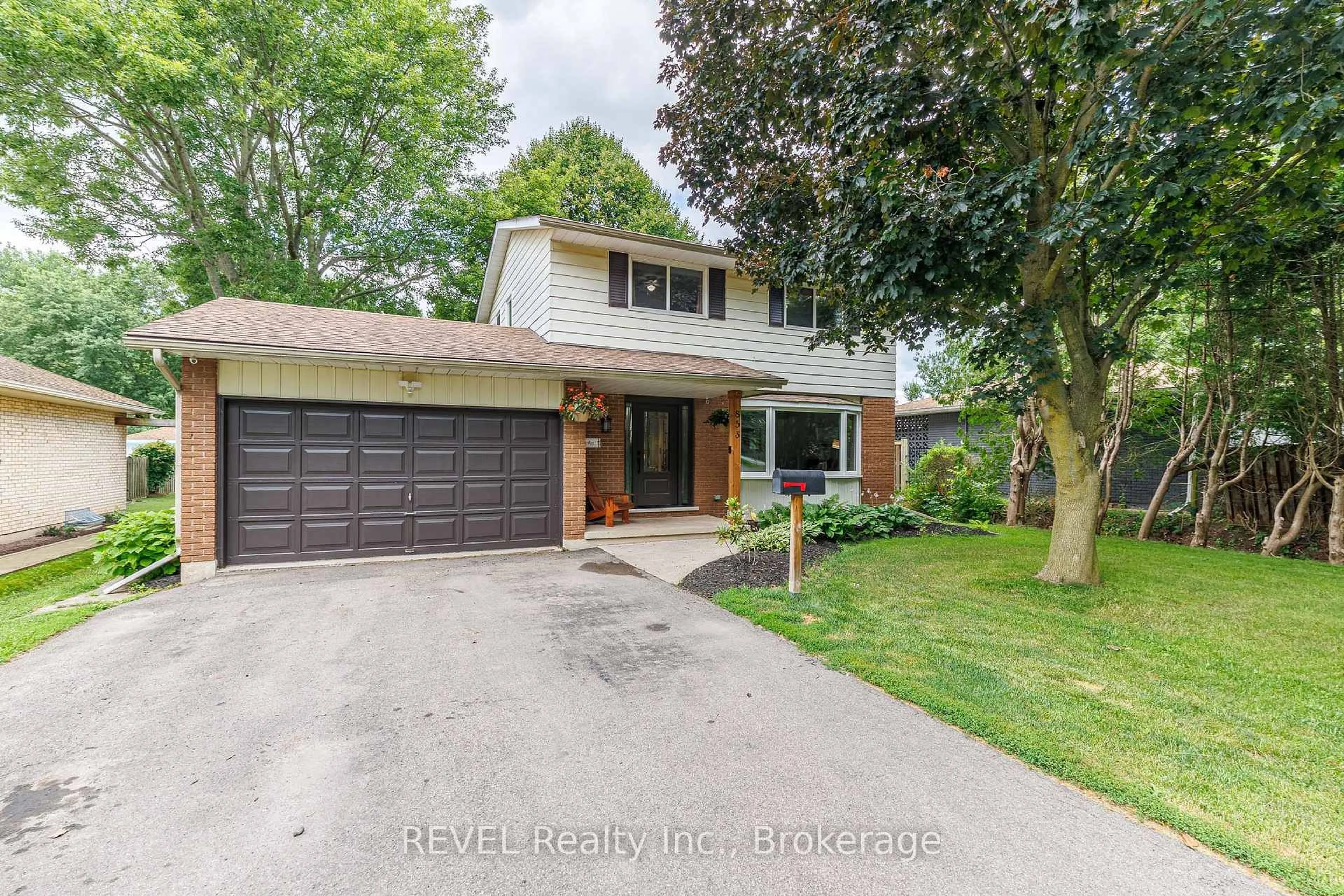Home with brick exterior material, street for 853 South Pelham Rd, Welland Ontario L3C 3C9