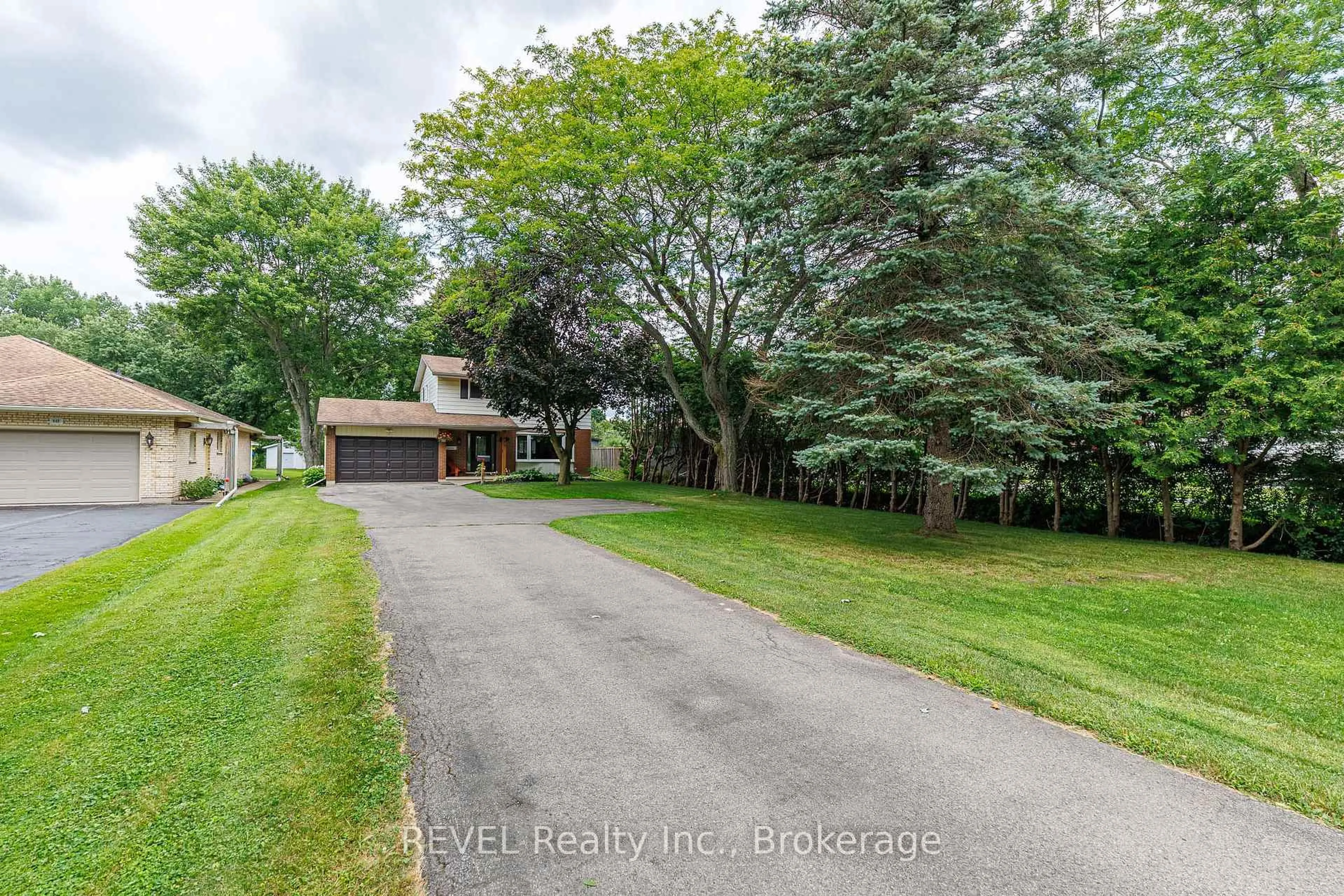 A pic from outside/outdoor area/front of a property/back of a property/a pic from drone, street for 853 South Pelham Rd, Welland Ontario L3C 3C9