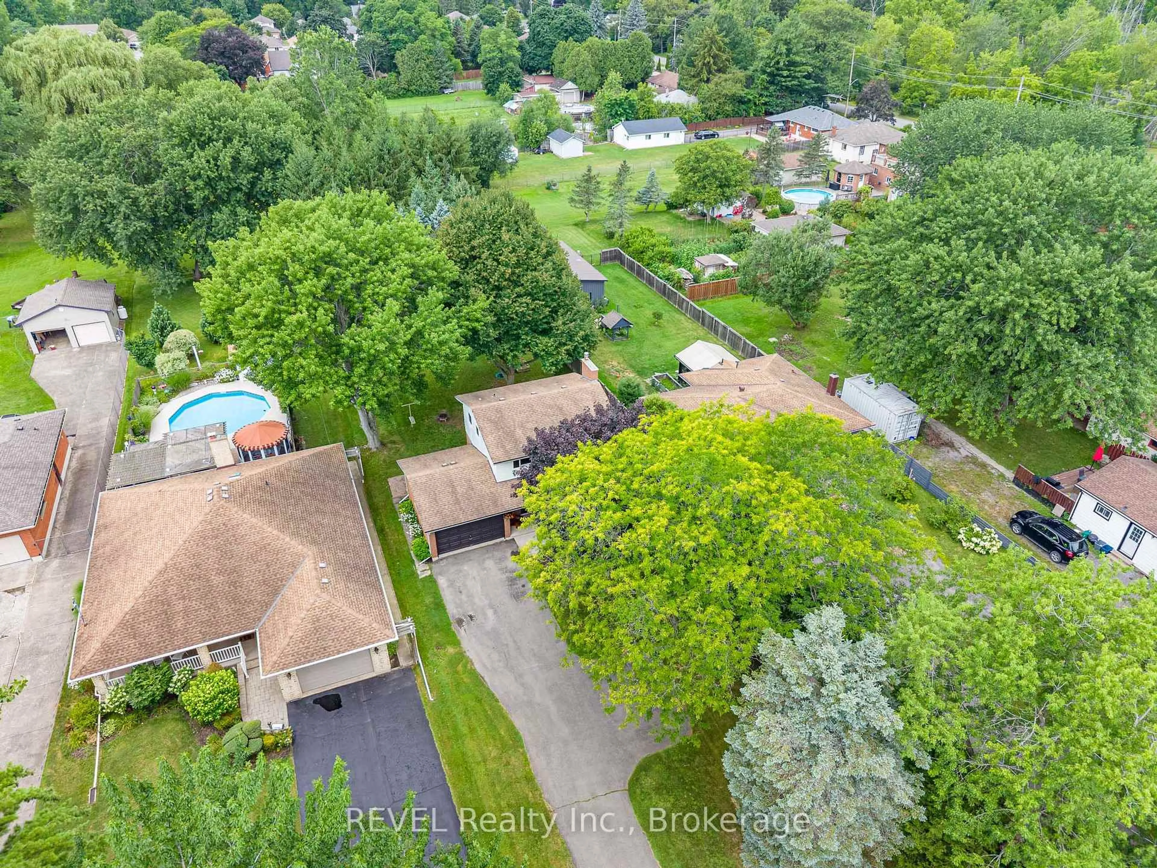 A pic from outside/outdoor area/front of a property/back of a property/a pic from drone, street for 853 South Pelham Rd, Welland Ontario L3C 3C9