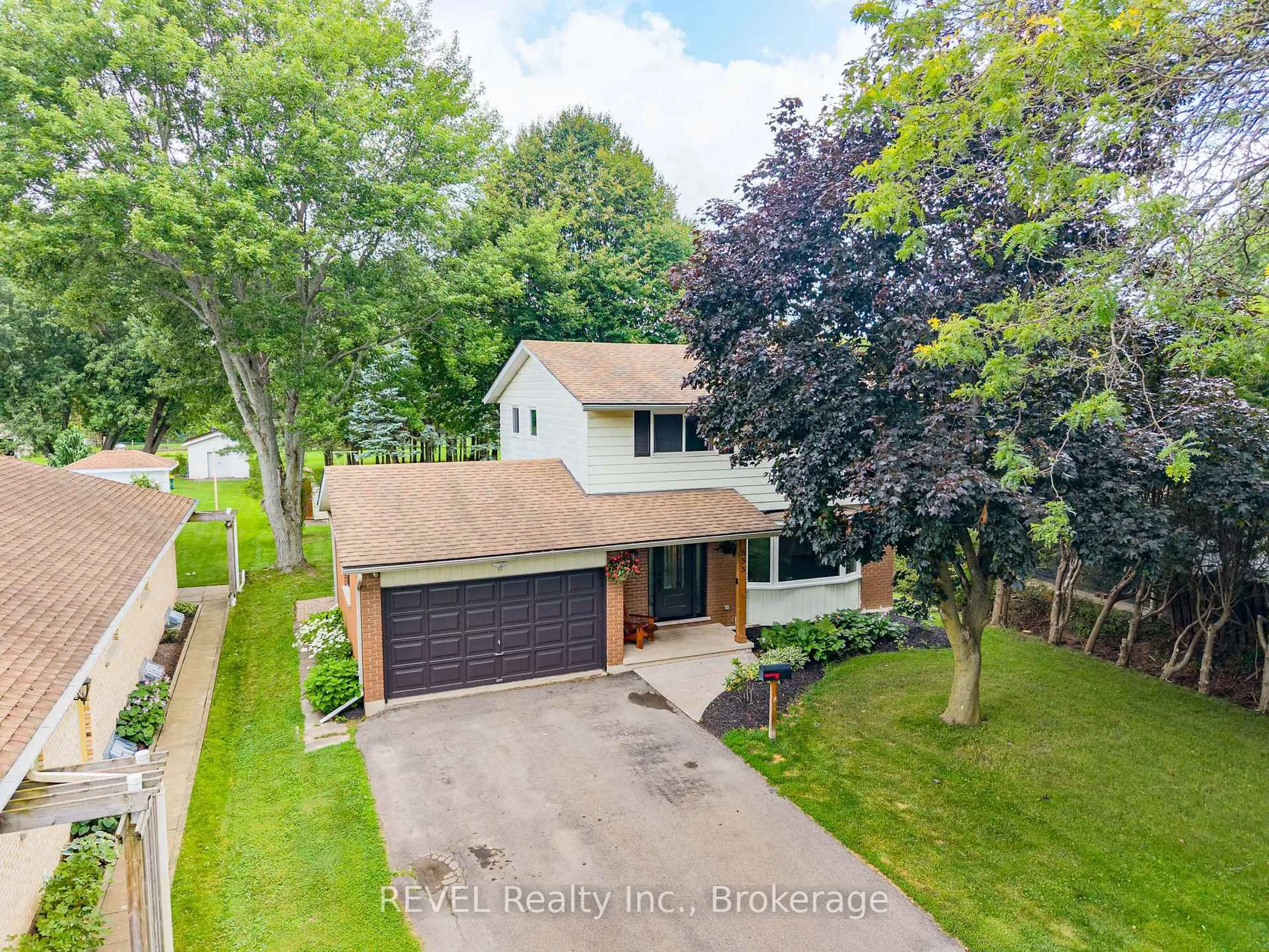 A pic from outside/outdoor area/front of a property/back of a property/a pic from drone, street for 853 South Pelham Rd, Welland Ontario L3C 3C9