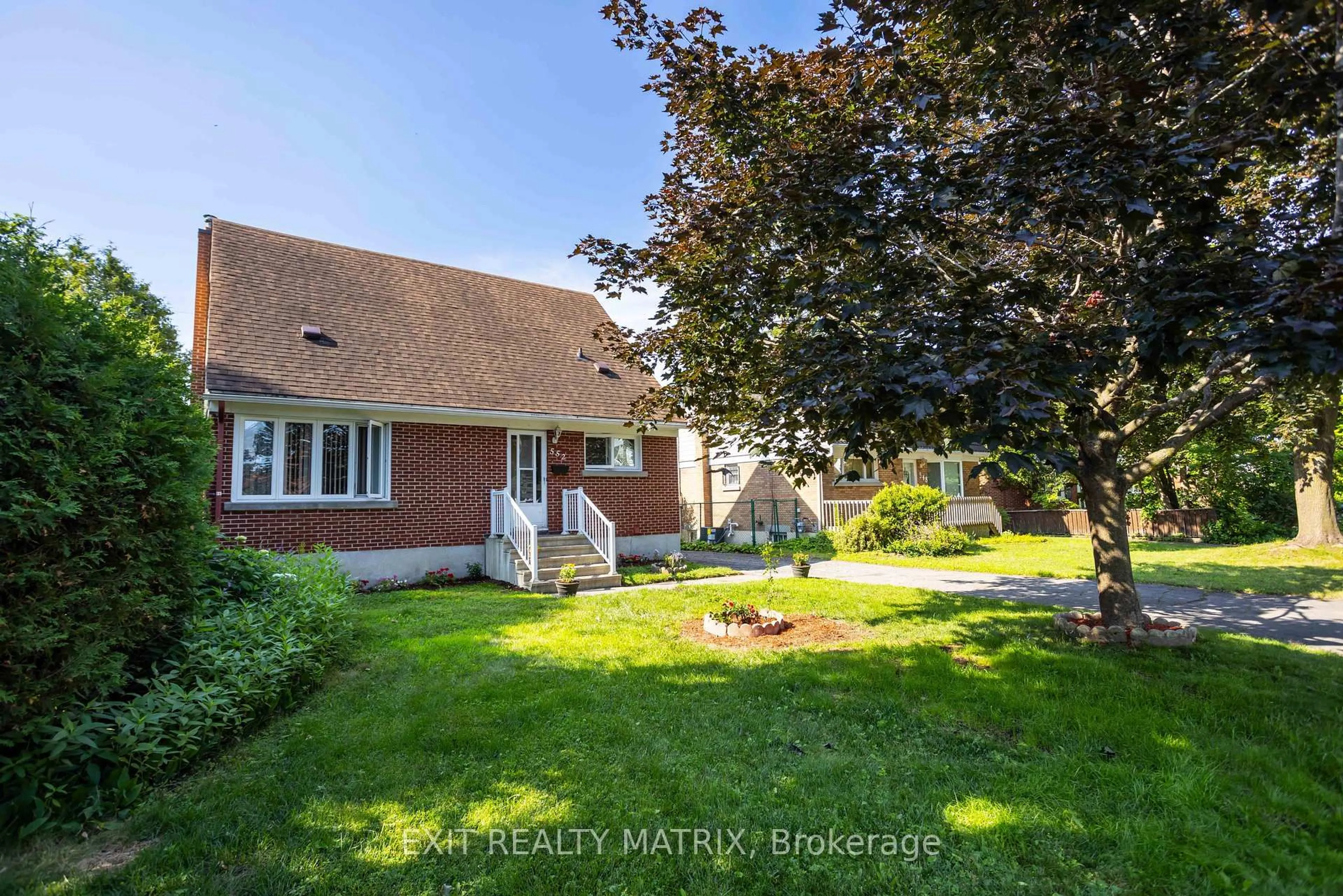 A pic from outside/outdoor area/front of a property/back of a property/a pic from drone, street for 552 Dunbrack St, Ottawa Ontario K1K 1J5