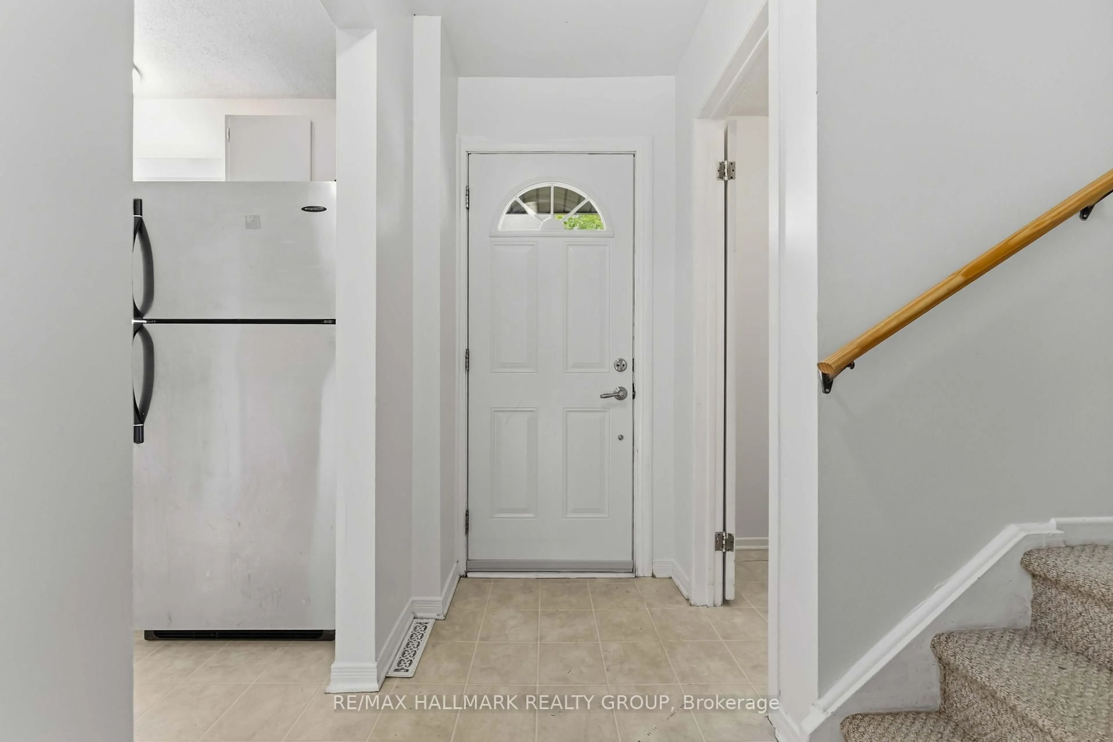 Indoor entryway for 193 Pickford Dr, Ottawa Ontario K2L 2C5