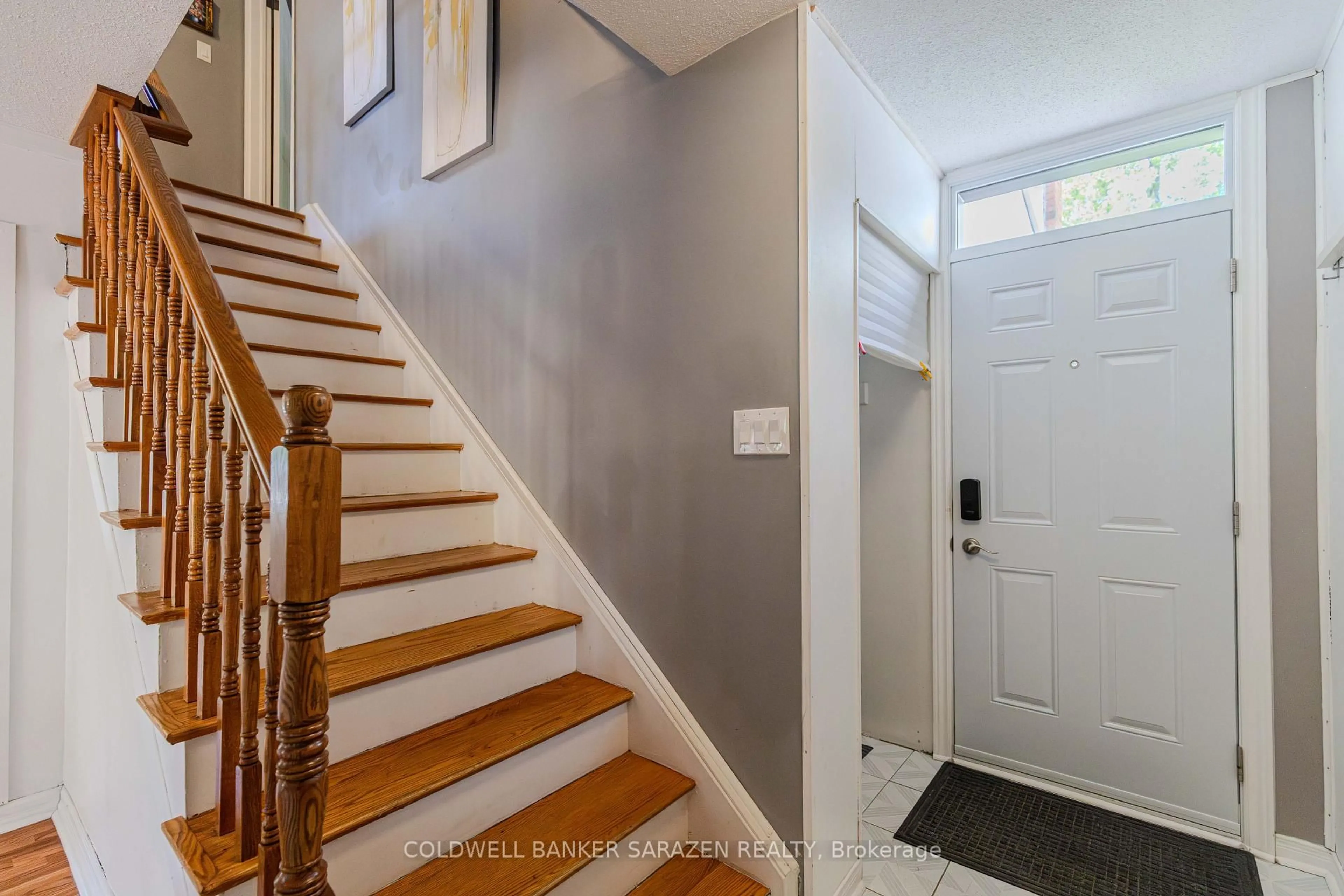 Indoor entryway for 34 Hobart Cres, Ottawa Ontario K2H 5S4