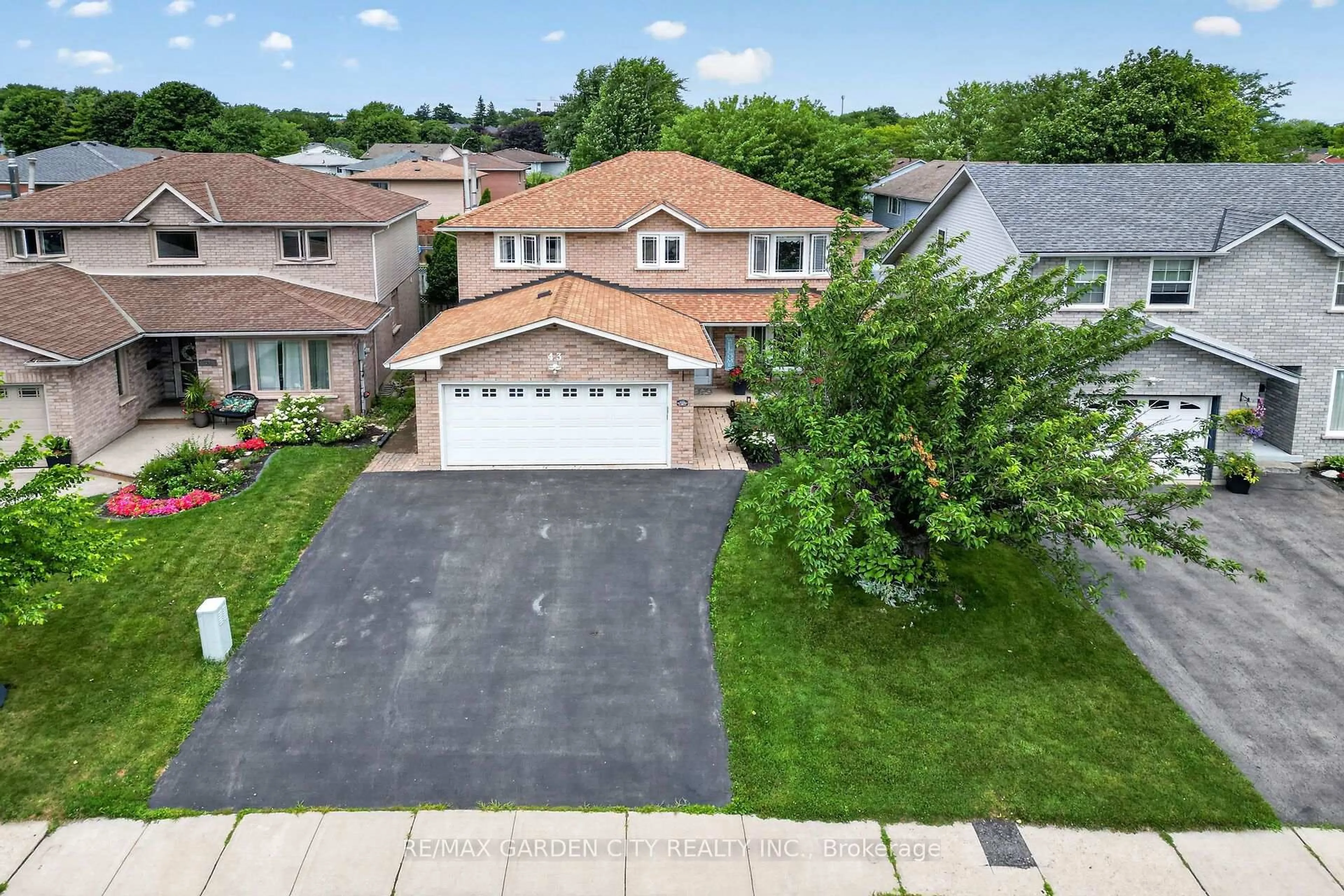 A pic from outside/outdoor area/front of a property/back of a property/a pic from drone, street for 43 Bonaparte Way, Hamilton Ontario L9B 2E1