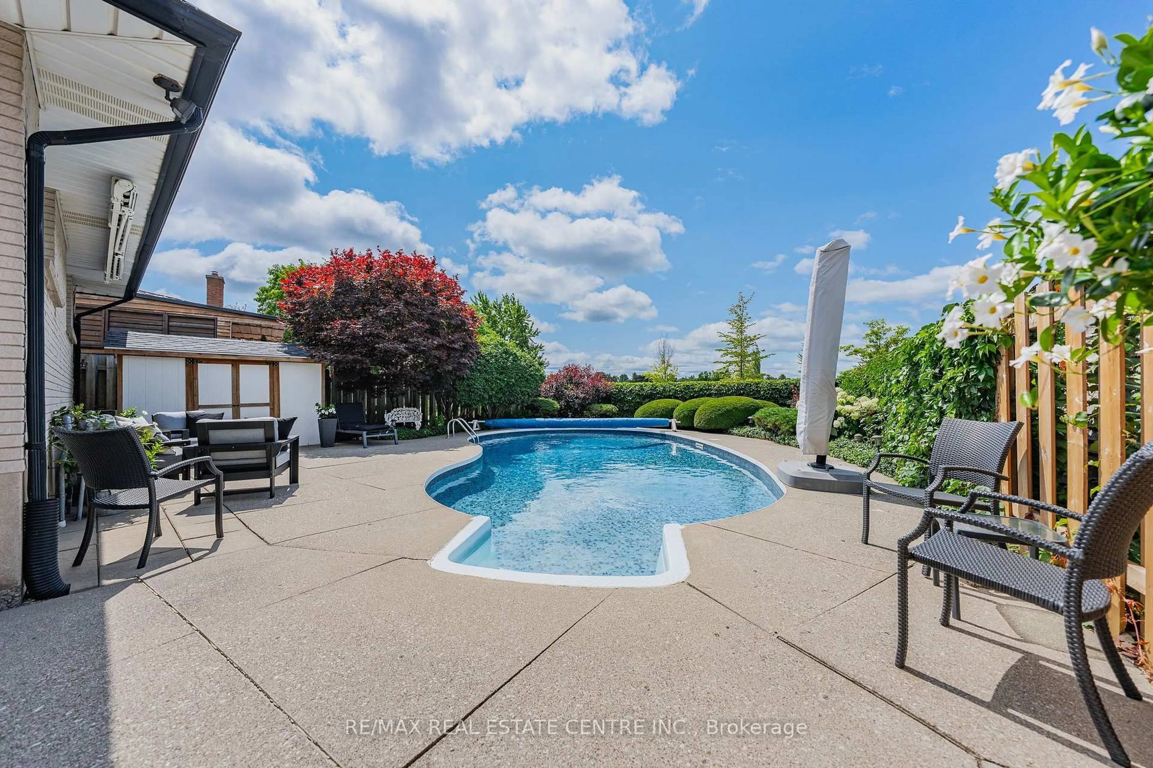 Pool for 107 Laurentian Dr, Kitchener Ontario N2E 1C3