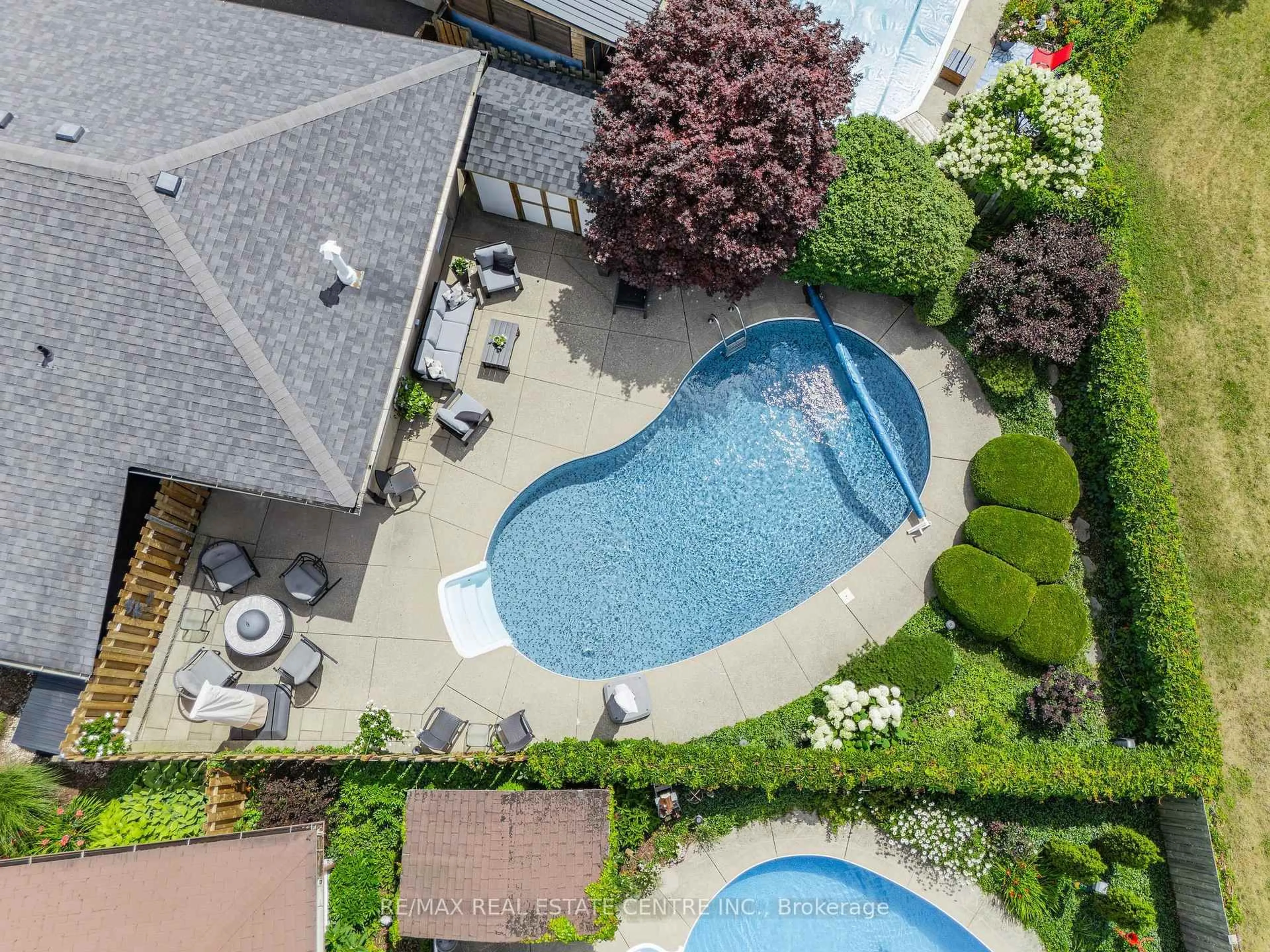 A pic from outside/outdoor area/front of a property/back of a property/a pic from drone, unknown for 107 Laurentian Dr, Kitchener Ontario N2E 1C3