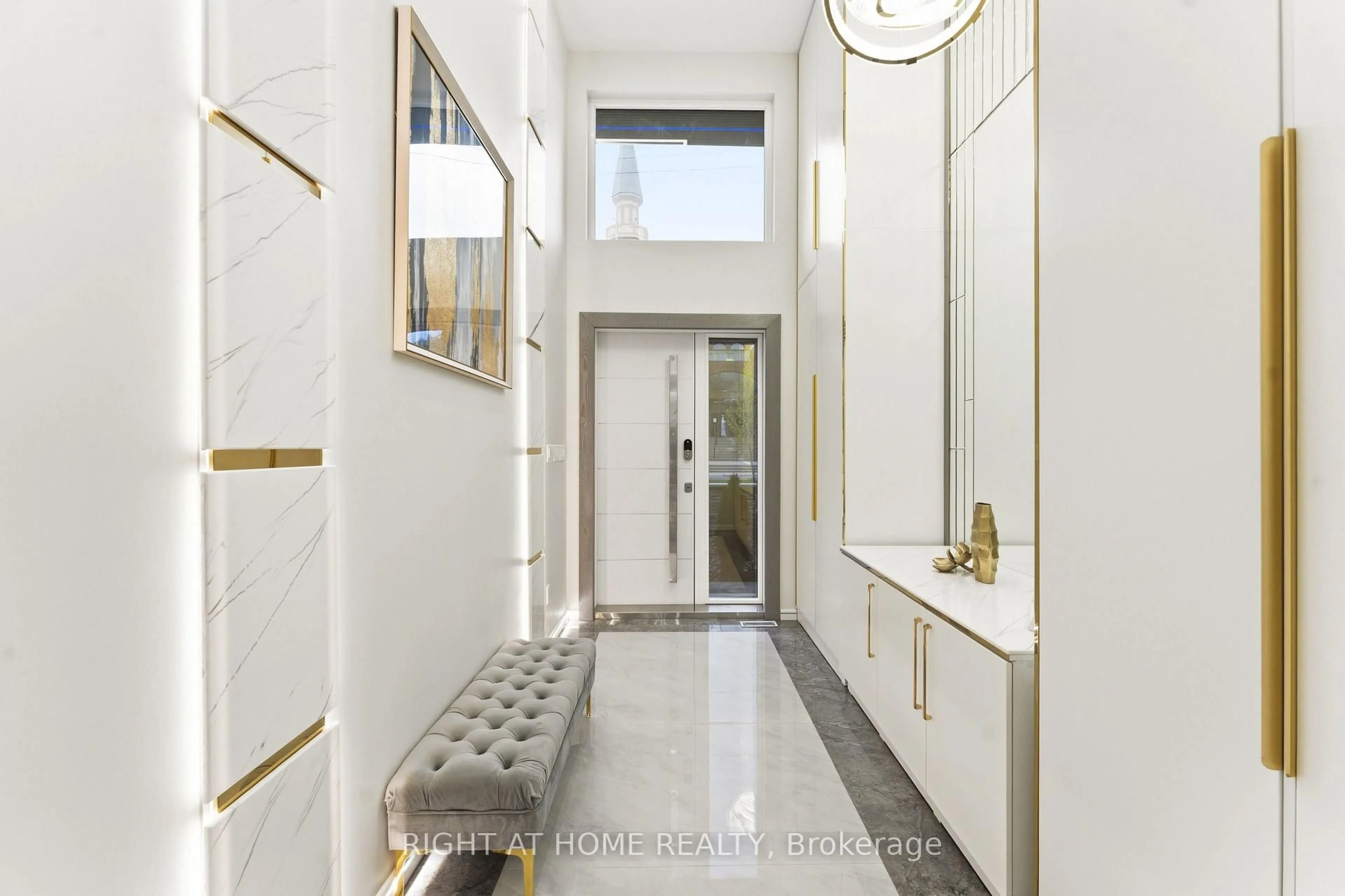 Indoor foyer for 256 Northwestern Ave, Ottawa Ontario K1Y 0M3