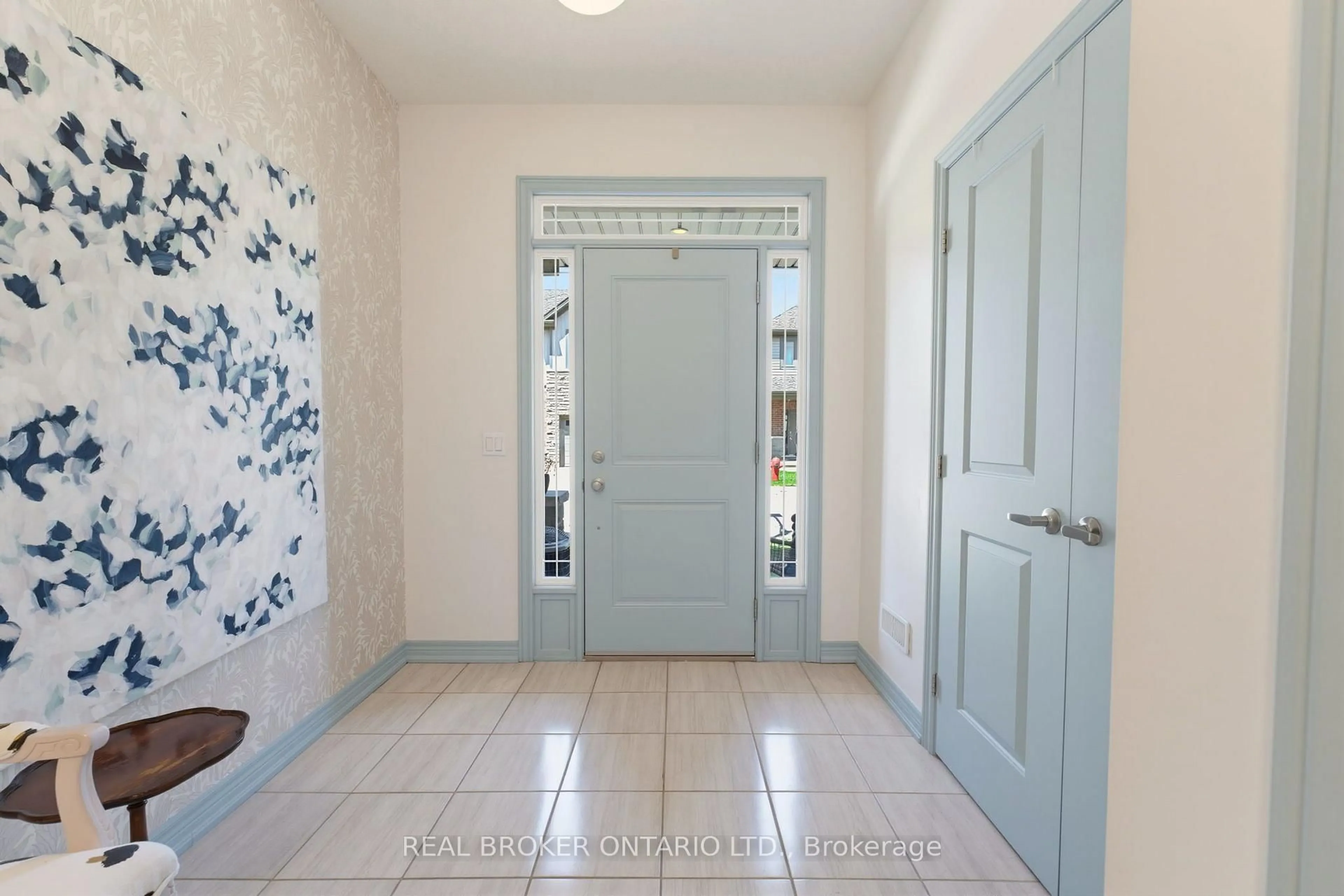 Indoor entryway for 77 Diana Ave #106, Brantford Ontario N3T 0R6