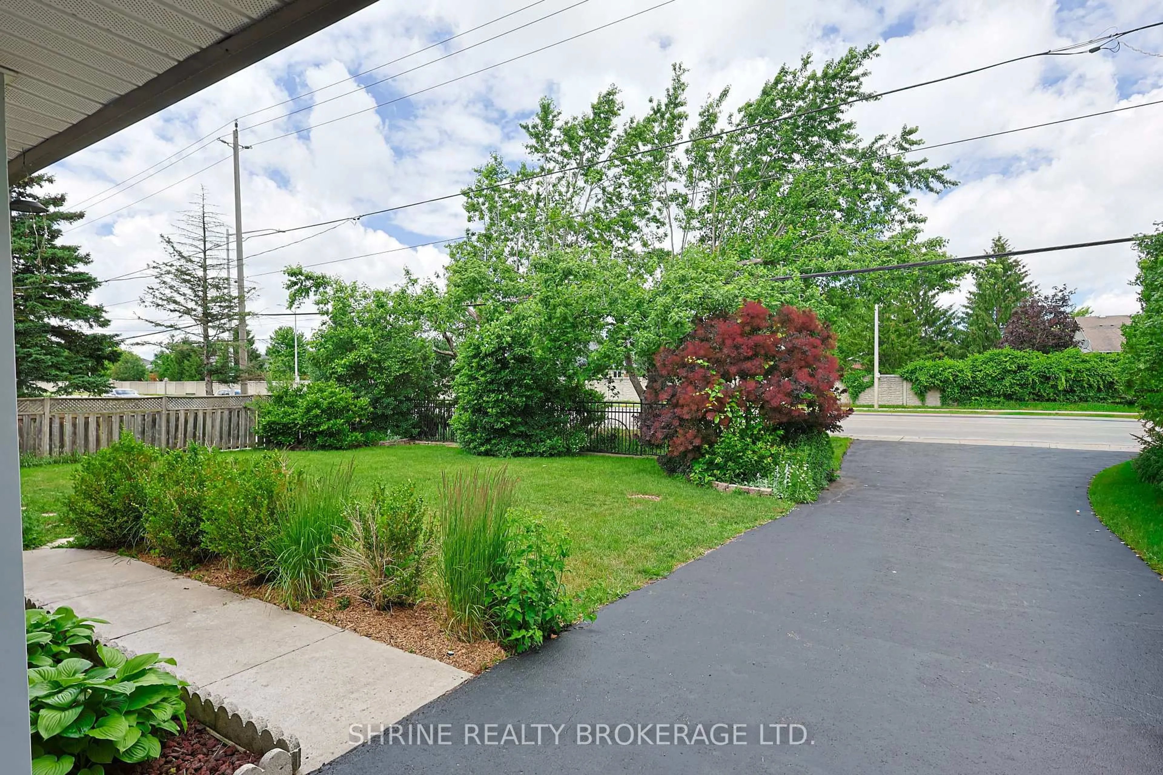 A pic from outside/outdoor area/front of a property/back of a property/a pic from drone, street for 146 FANSHAWE PARK Rd, London North Ontario N6G 5C4