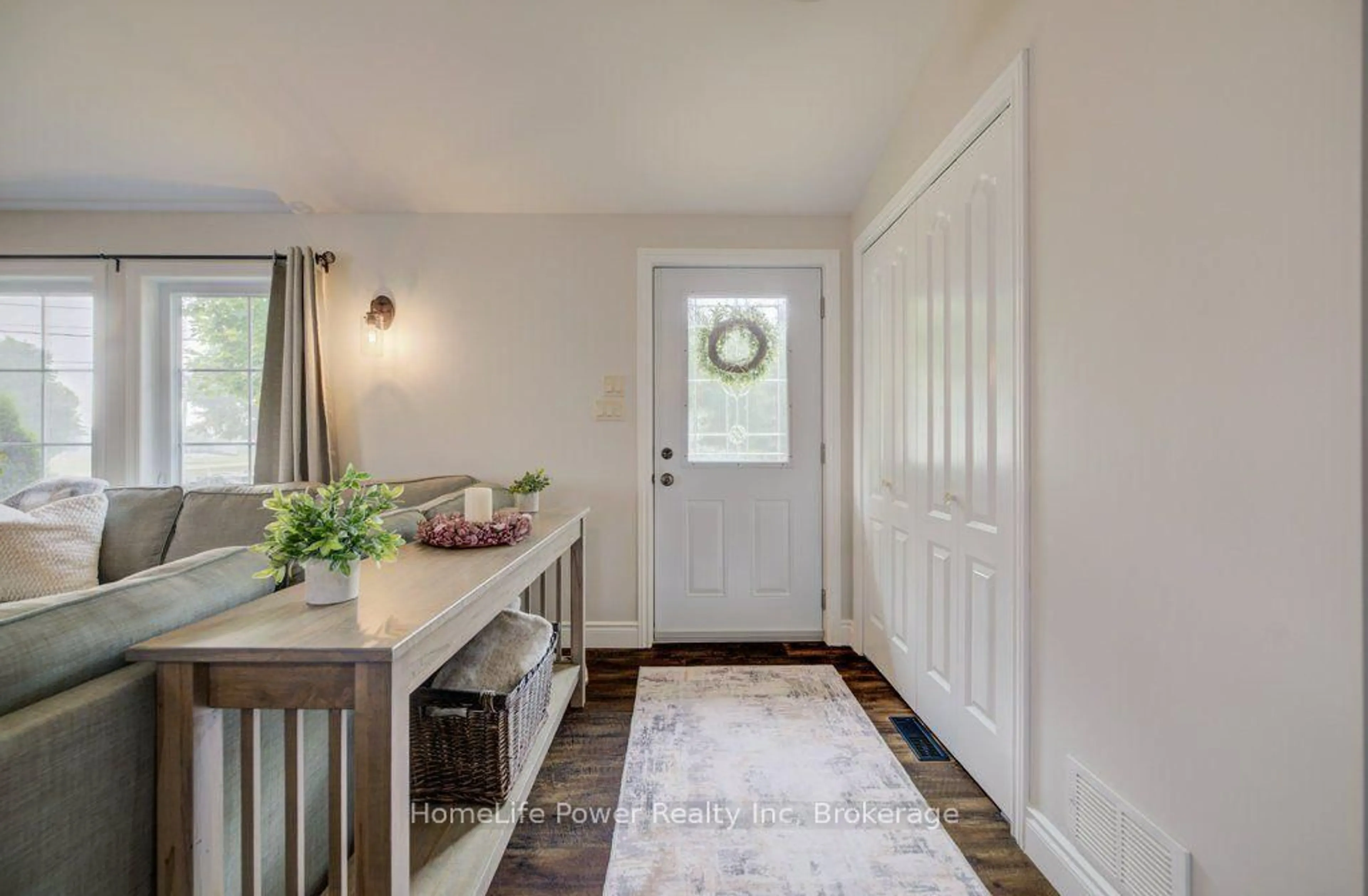 Indoor entryway for 1077 QUEEN St, Howick Ontario N0G 2X0