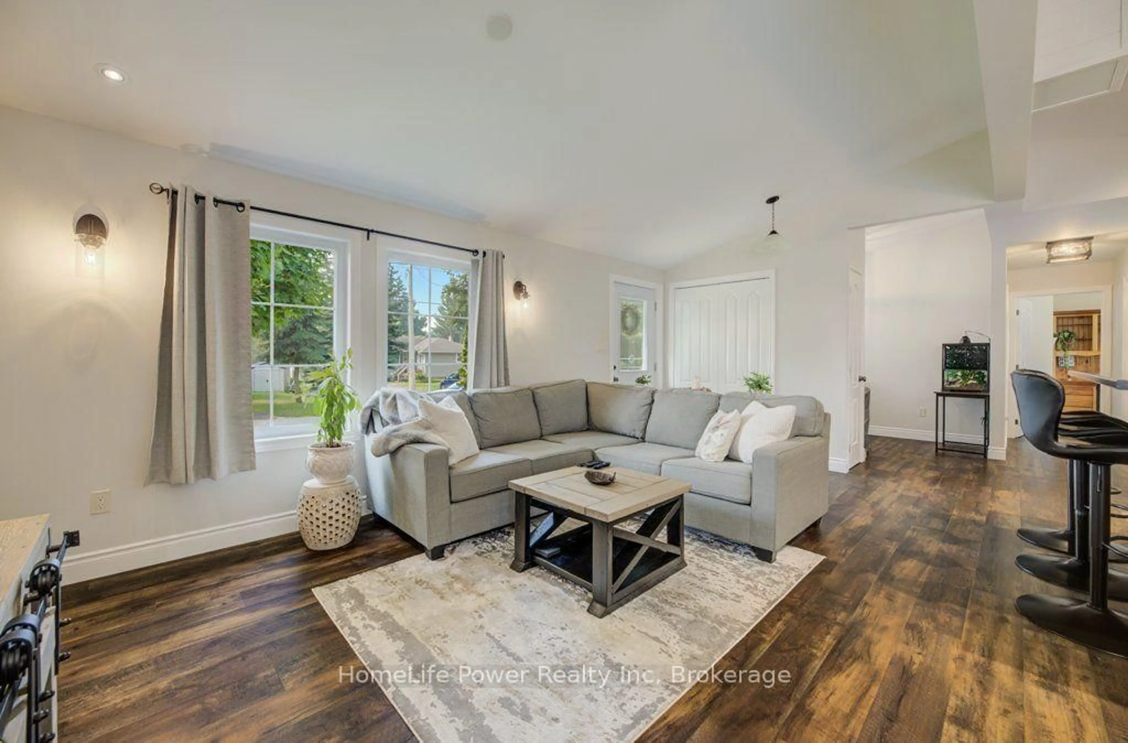 Living room with furniture, unknown for 1077 QUEEN St, Howick Ontario N0G 2X0