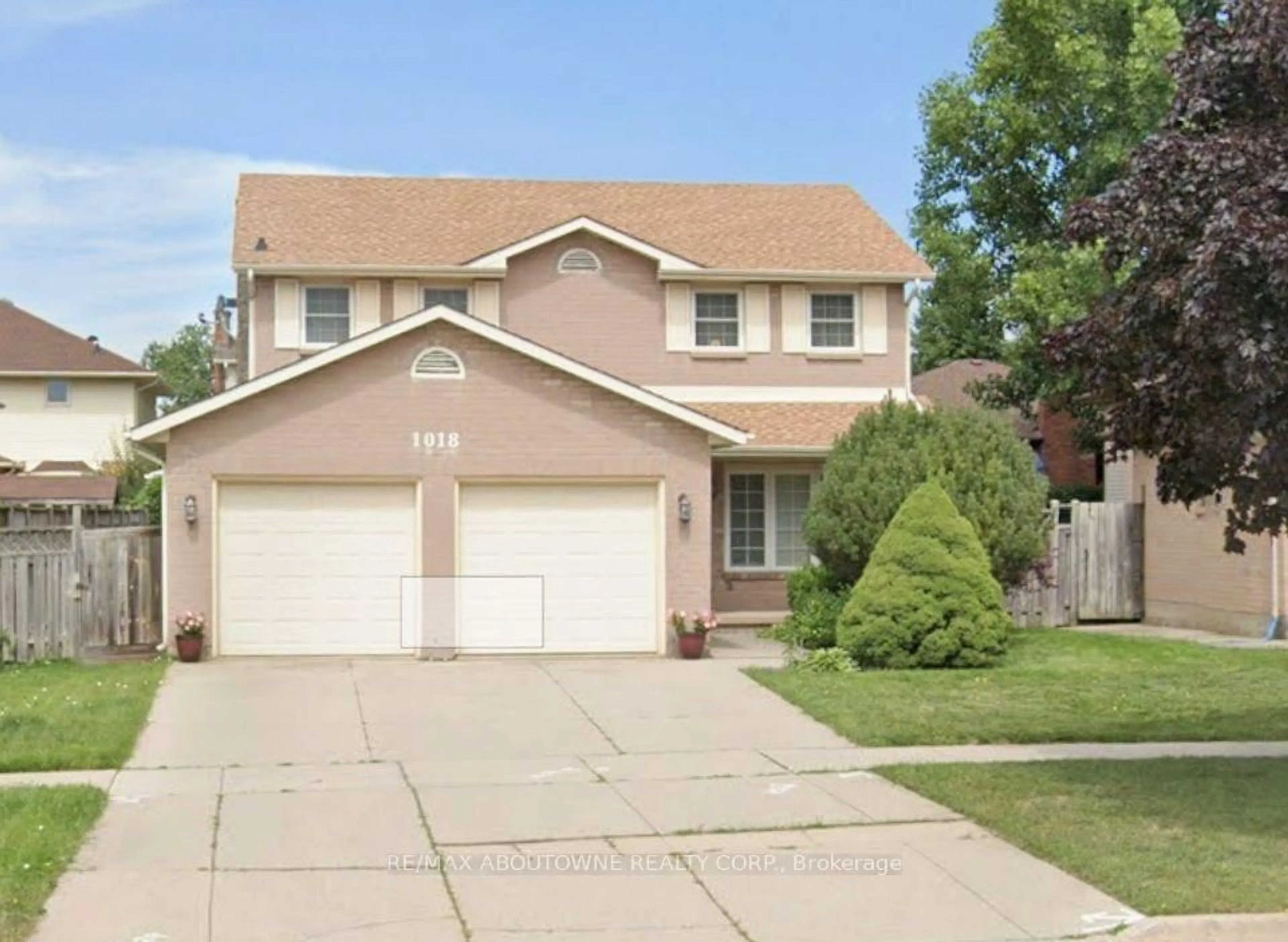 Home with vinyl exterior material, street for 1018 Upper Sherman Ave, Hamilton Ontario L8V 4Y9