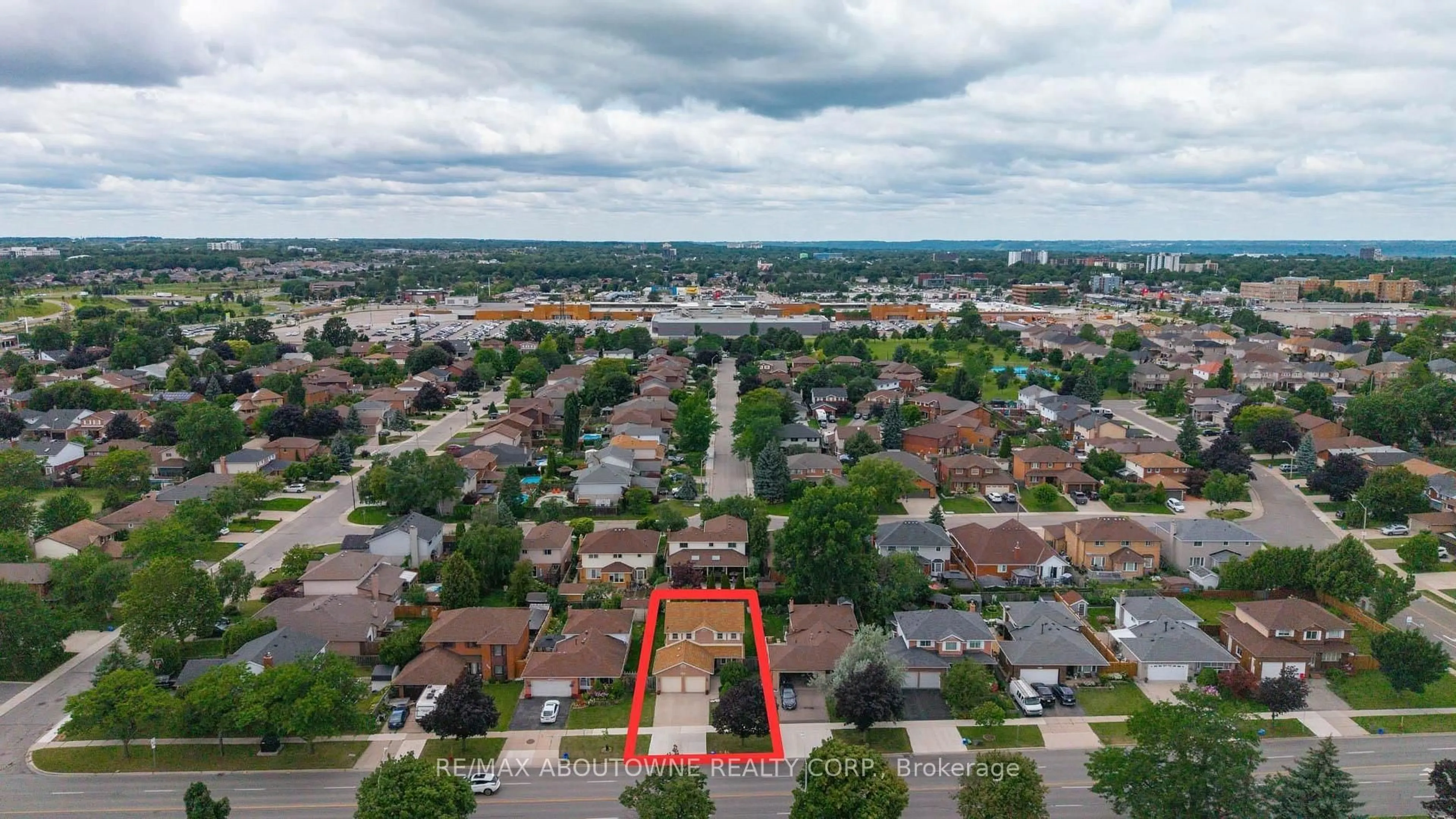 A pic from outside/outdoor area/front of a property/back of a property/a pic from drone, unknown for 1018 Upper Sherman Ave, Hamilton Ontario L8V 4Y9