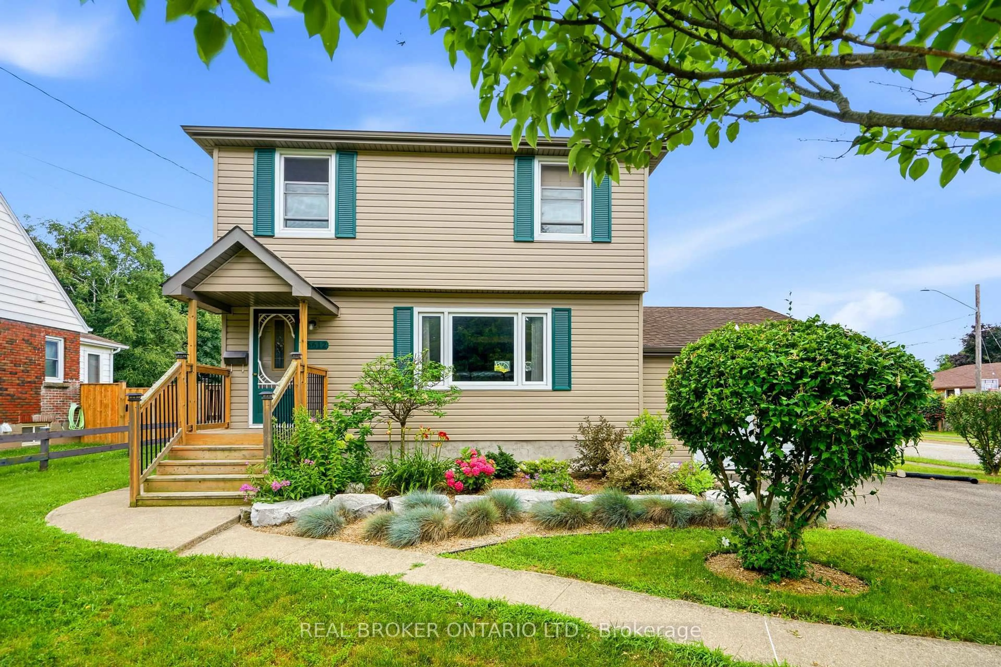 Home with vinyl exterior material, street for 6612 Stamford Green Dr, Niagara Falls Ontario L2J 1T8