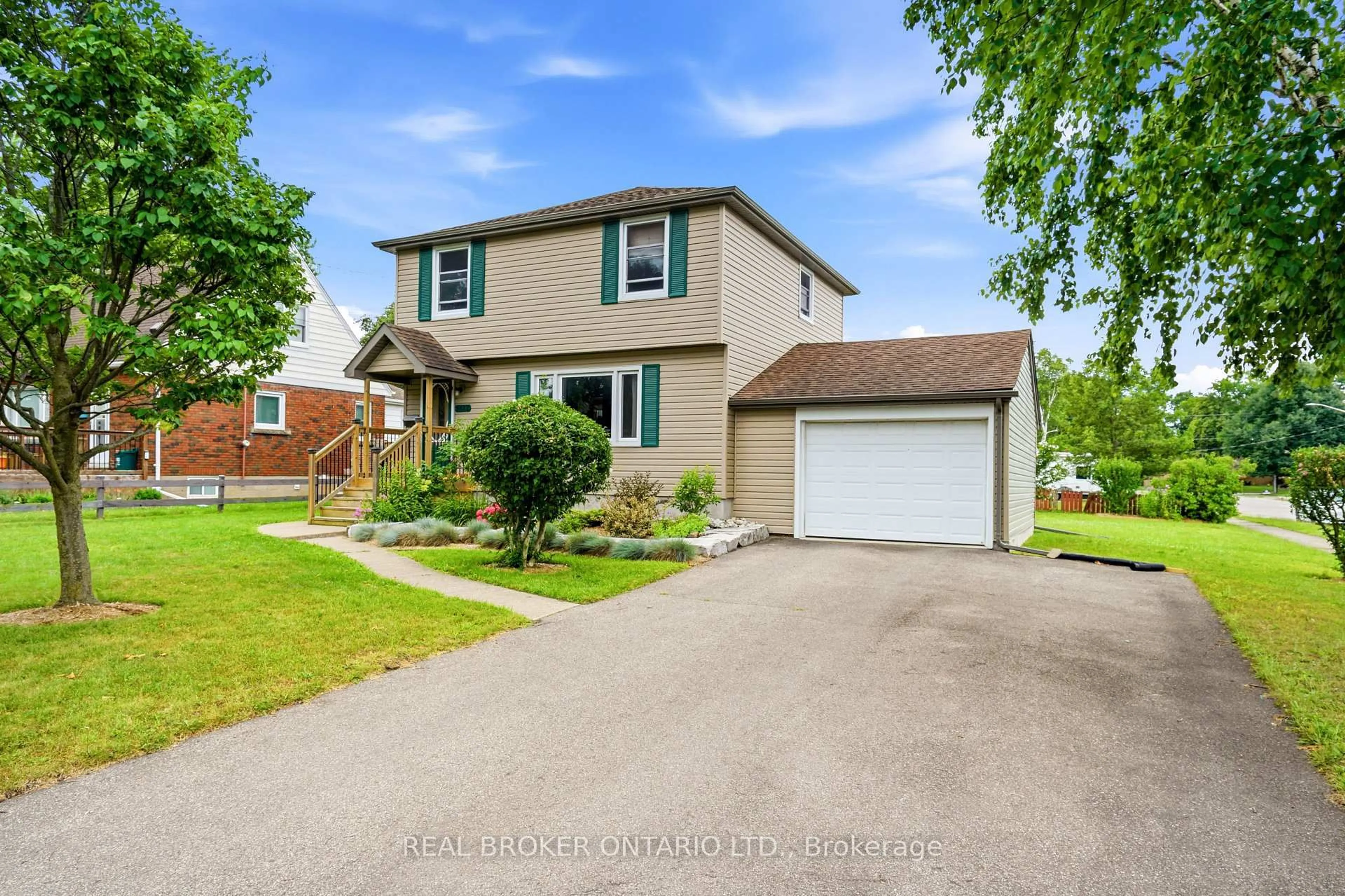 A pic from outside/outdoor area/front of a property/back of a property/a pic from drone, street for 6612 Stamford Green Dr, Niagara Falls Ontario L2J 1T8