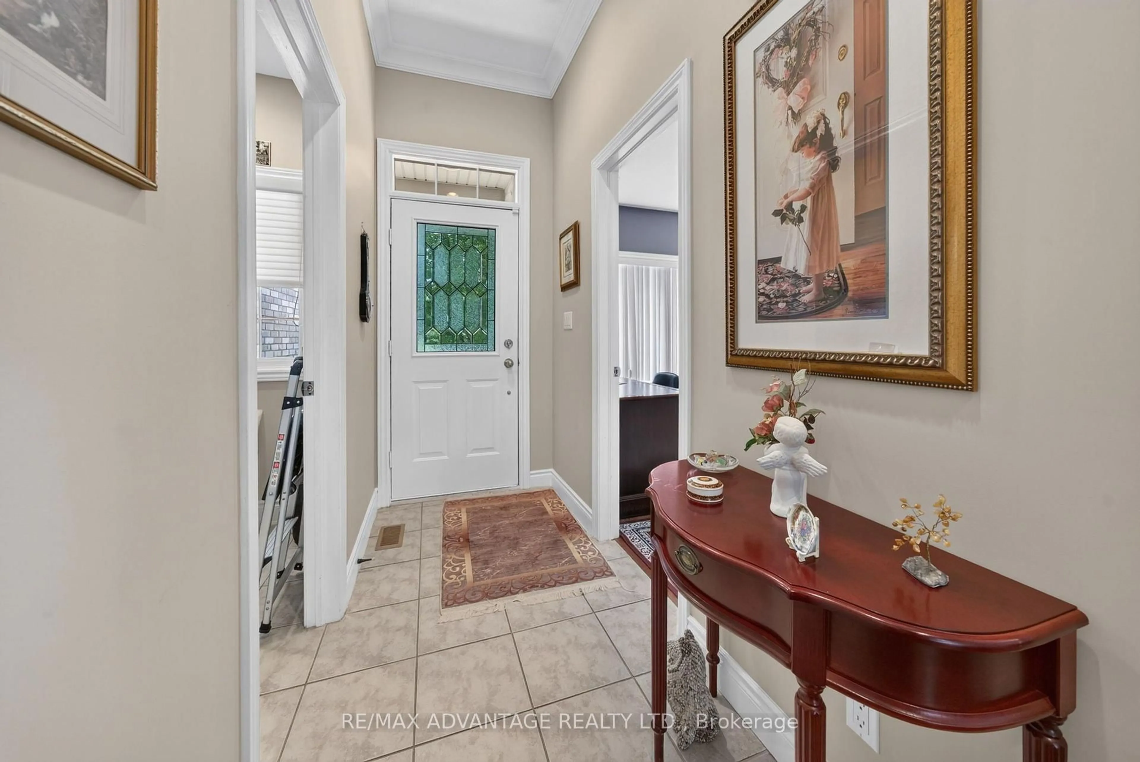 Indoor entryway for 8 Willard Cres, Middlesex Centre Ontario N0L 1R0
