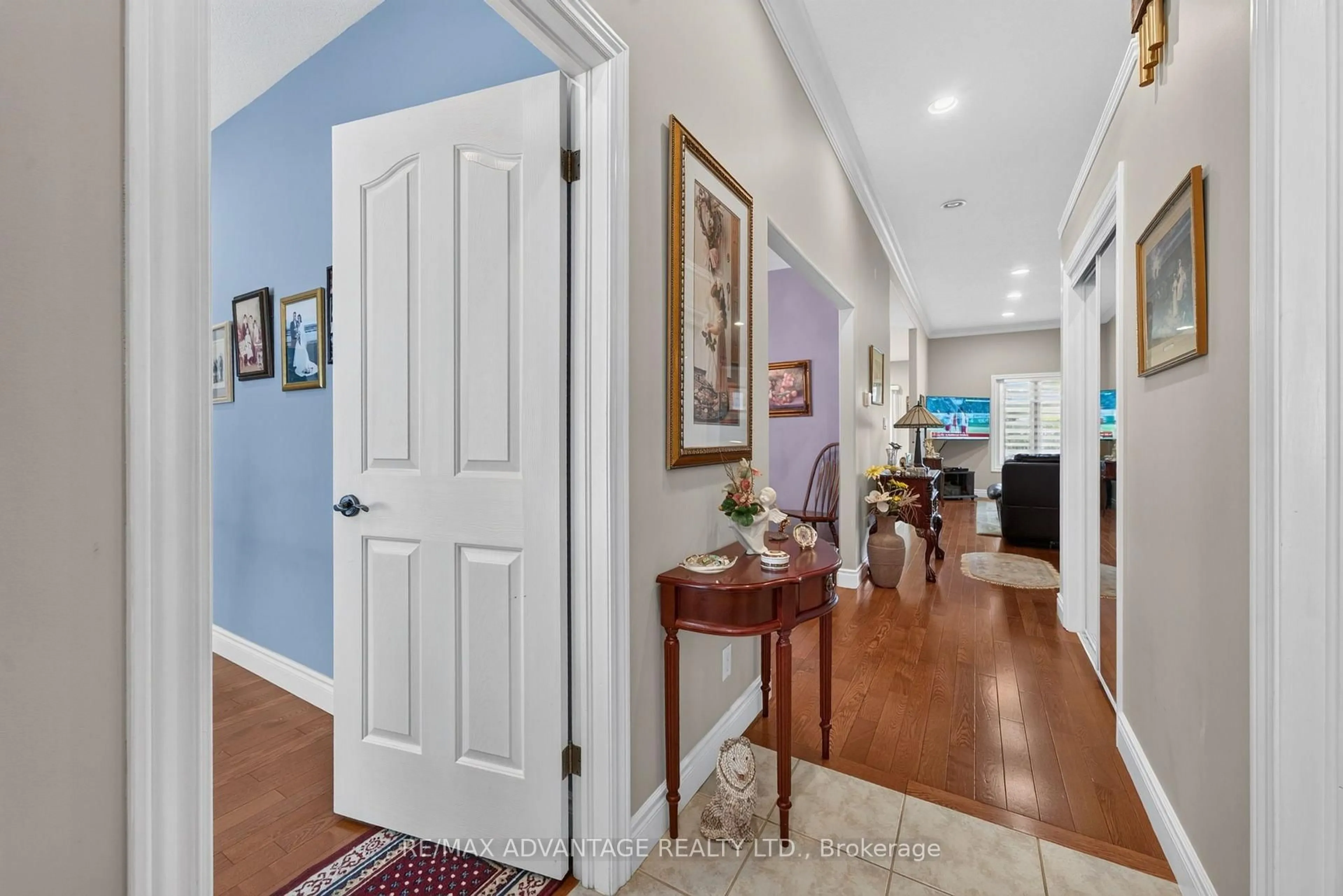 Indoor entryway for 8 Willard Cres, Middlesex Centre Ontario N0L 1R0