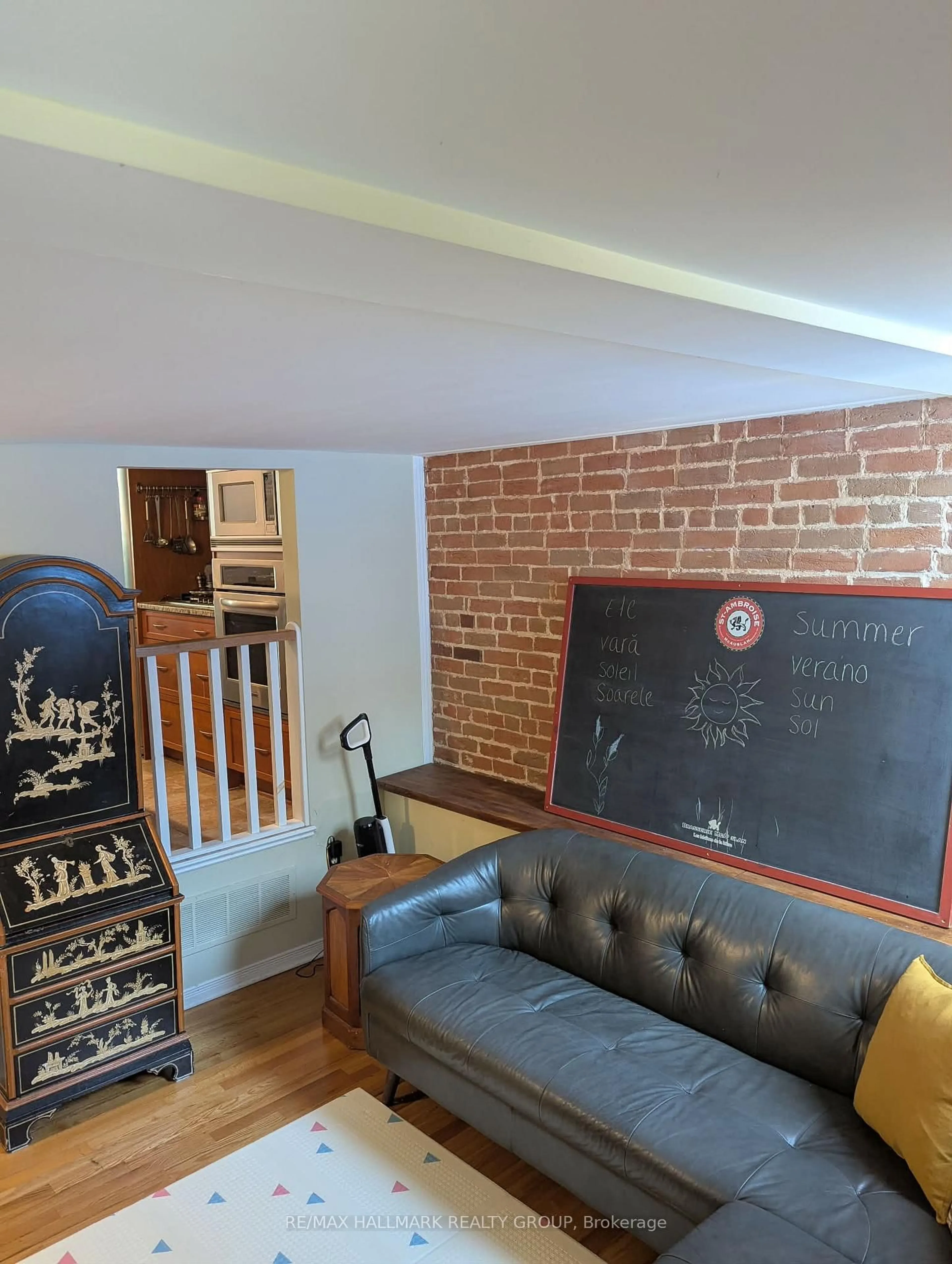 A pic of a room for 509 King Edward Ave #1, Ottawa Ontario K1N 7N3