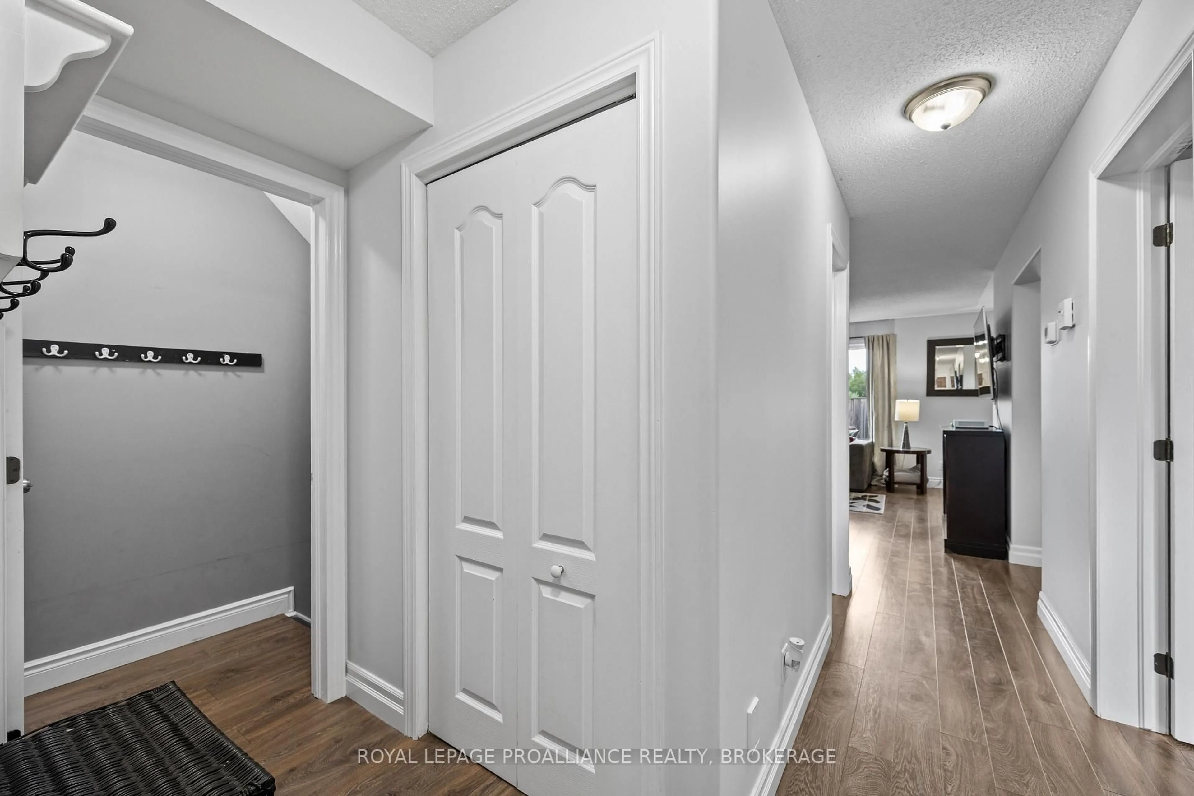 Indoor entryway for 974 Swanfield St, Kingston Ontario K7M 0A6