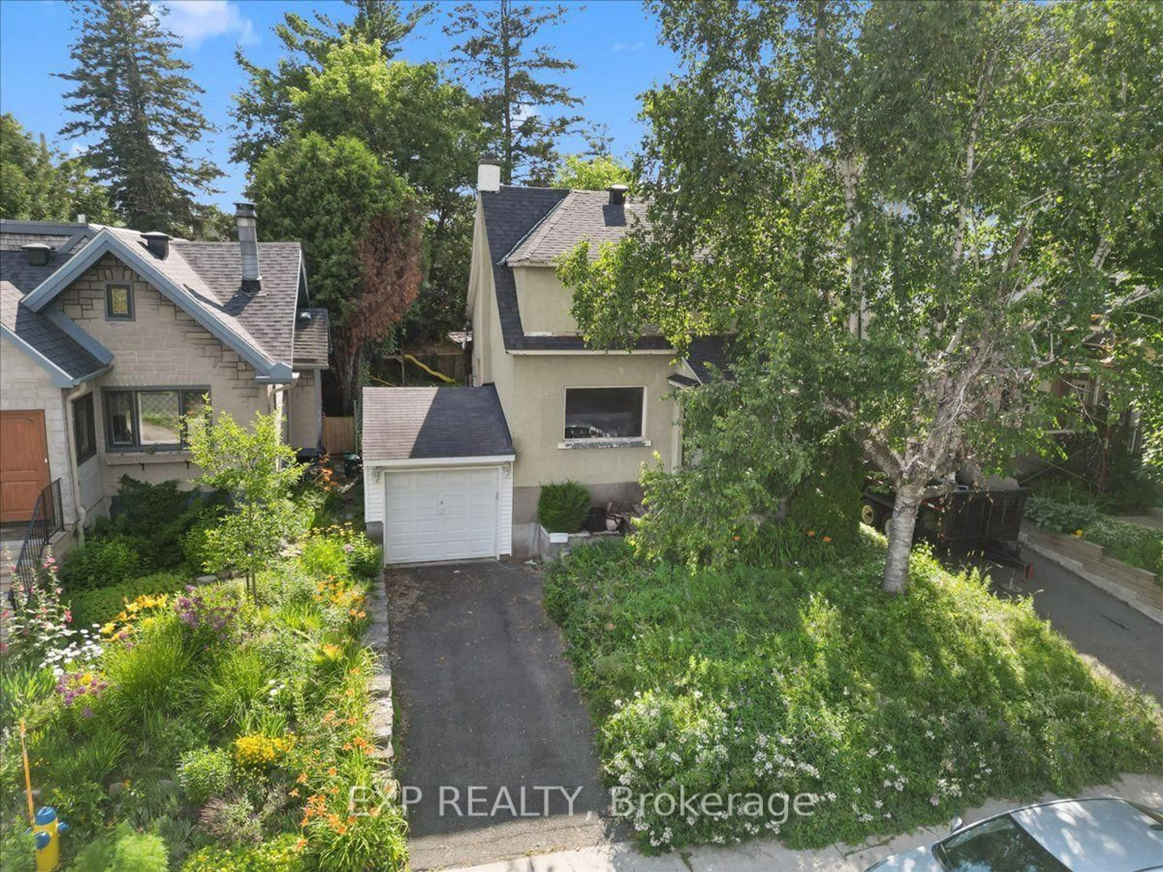 A pic from outside/outdoor area/front of a property/back of a property/a pic from drone, street for 176 Marlborough Ave, Ottawa Ontario K1N 8G4