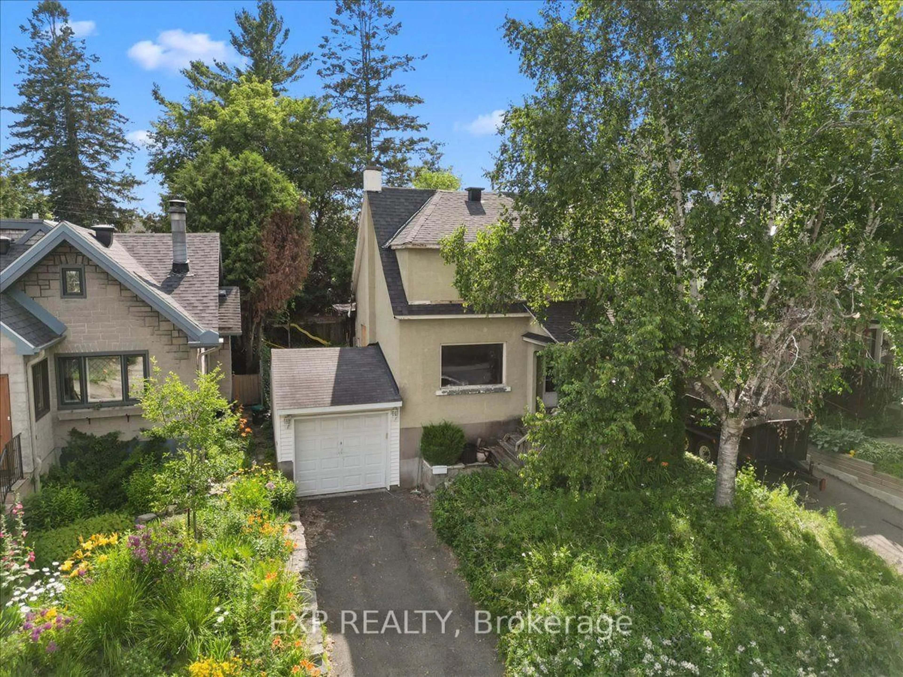 A pic from outside/outdoor area/front of a property/back of a property/a pic from drone, unknown for 176 Marlborough Ave, Ottawa Ontario K1N 8G4