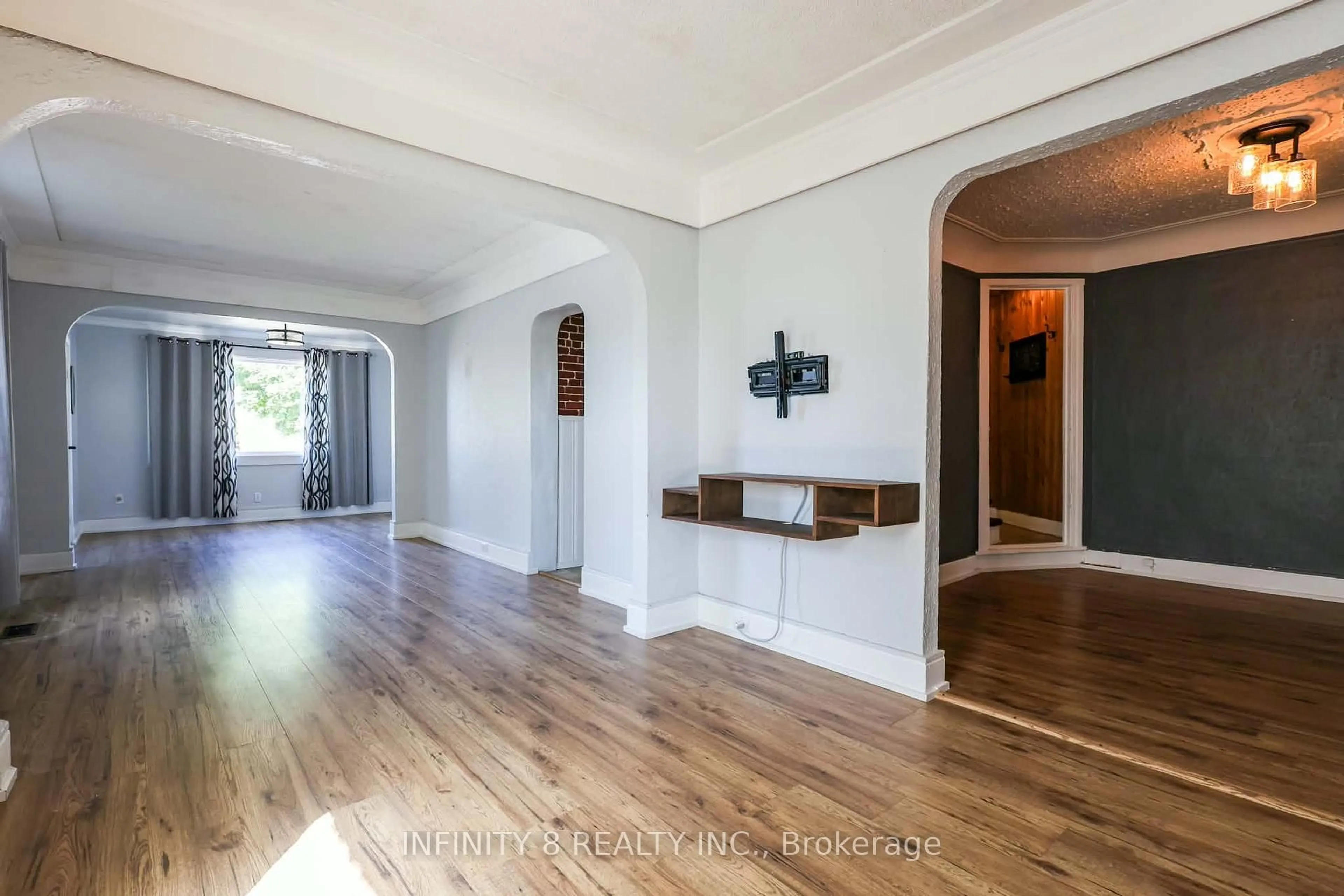 Indoor entryway for 4 Alpine St, St. Catharines Ontario L2S 2Y1