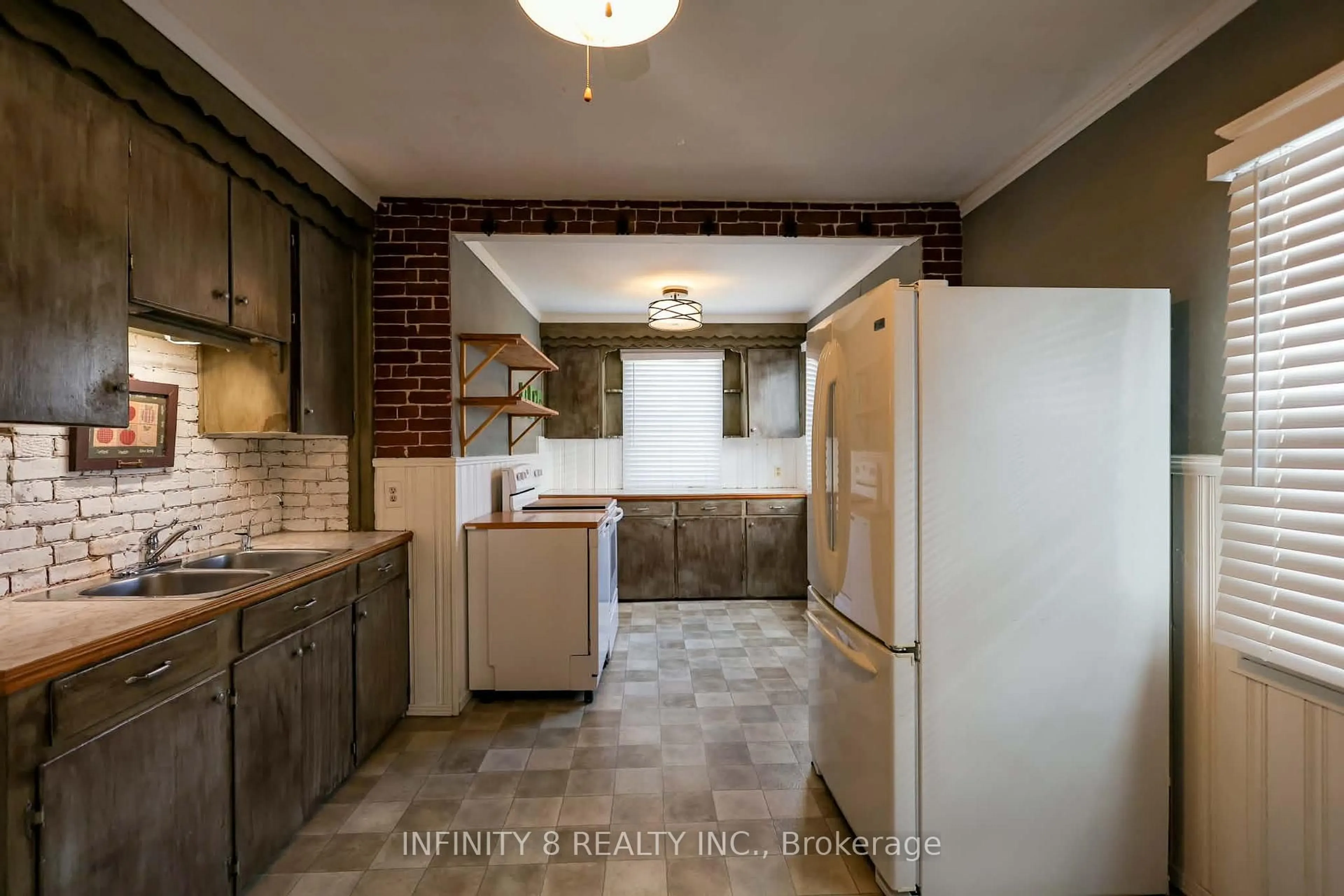 Standard kitchen, ceramic/tile floor for 4 Alpine St, St. Catharines Ontario L2S 2Y1