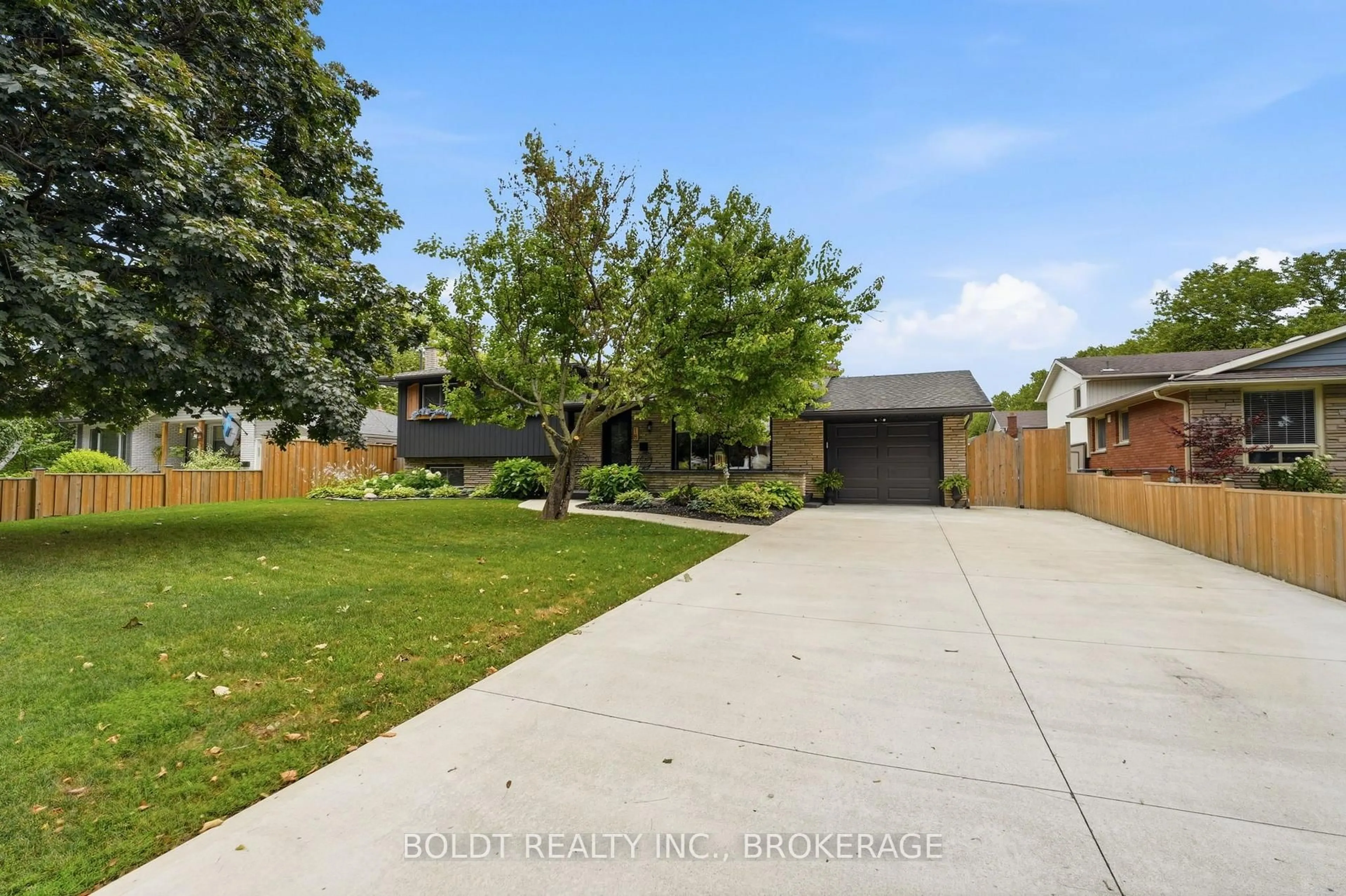 A pic from outside/outdoor area/front of a property/back of a property/a pic from drone, street for 18 Prince Charles Dr, St. Catharines Ontario L2N 3Y6