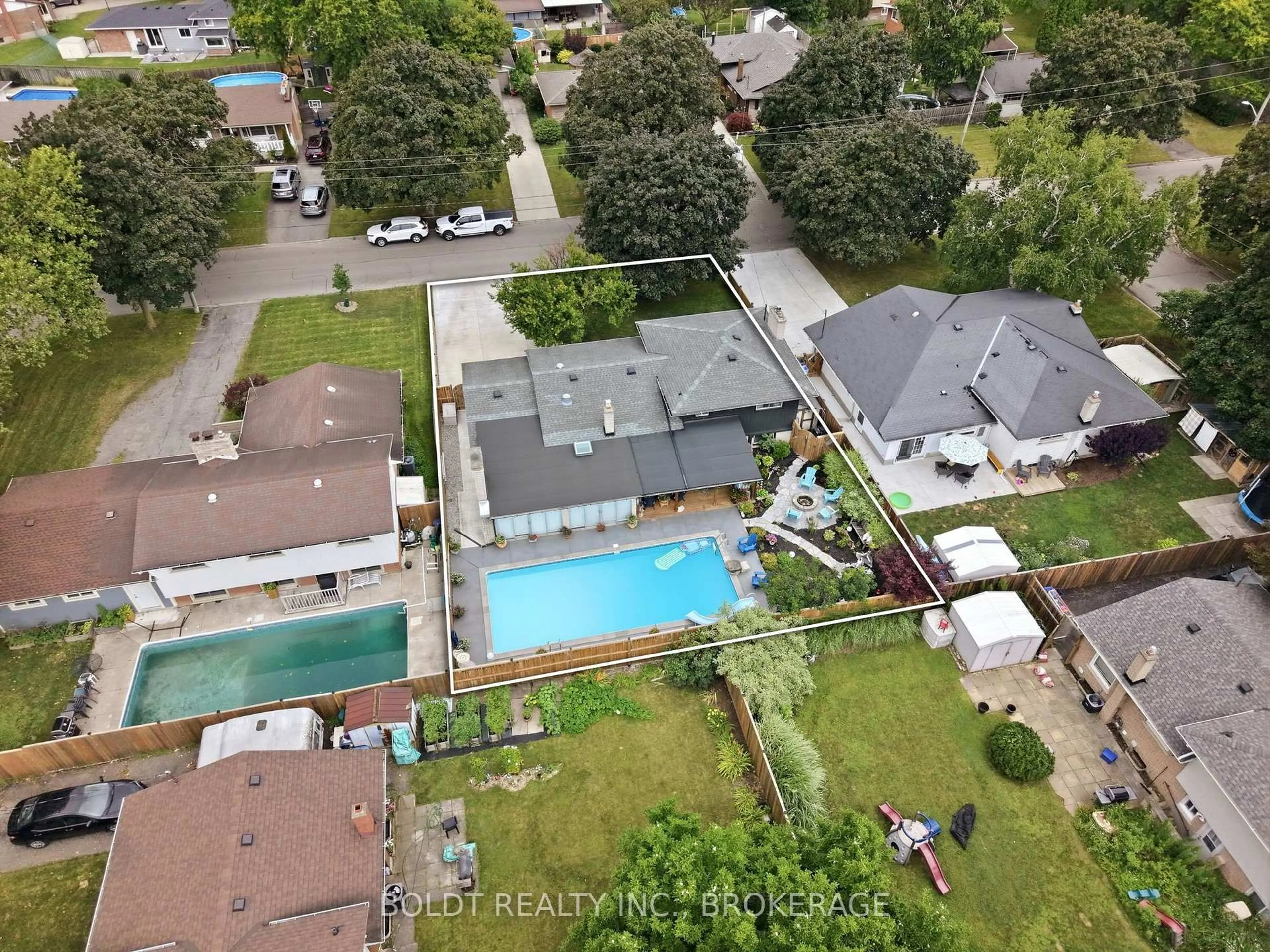 A pic from outside/outdoor area/front of a property/back of a property/a pic from drone, city buildings view from balcony for 18 Prince Charles Dr, St. Catharines Ontario L2N 3Y6